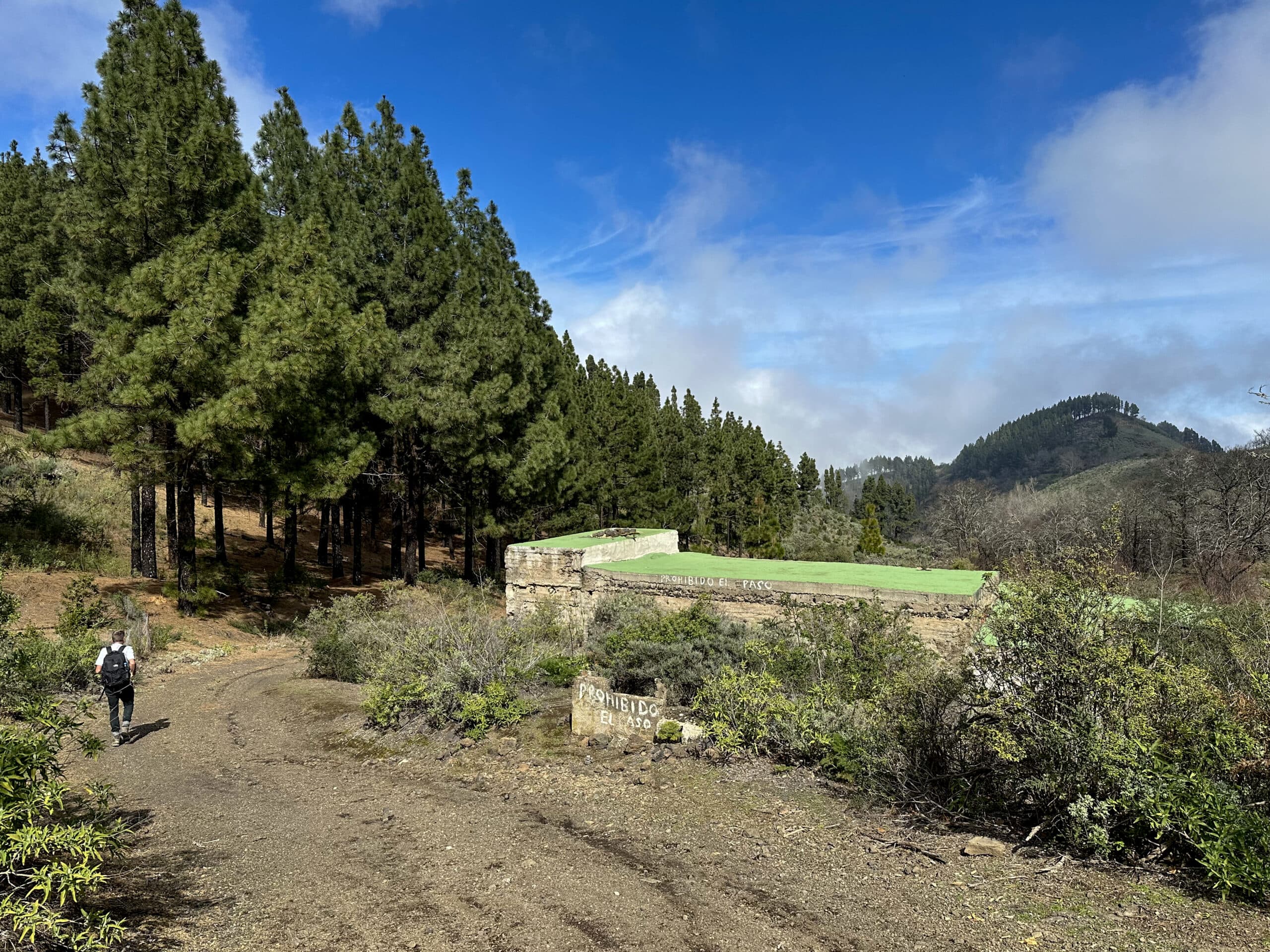 Hiking trail towards Barranco Agua past Pozo Cañada de la Vieja