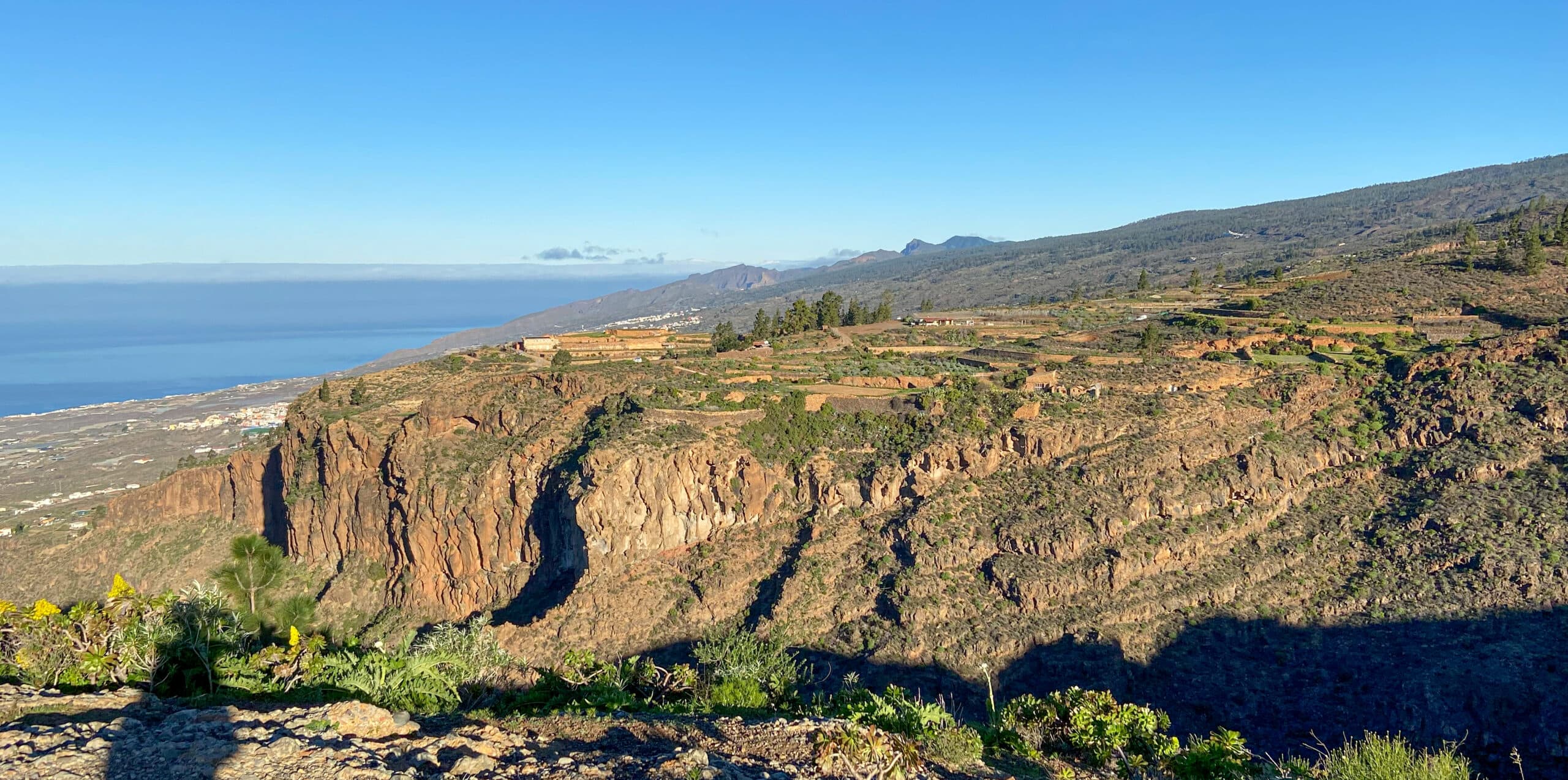 Vista desde el sendero de descenso de Acojeja y la región costera 
