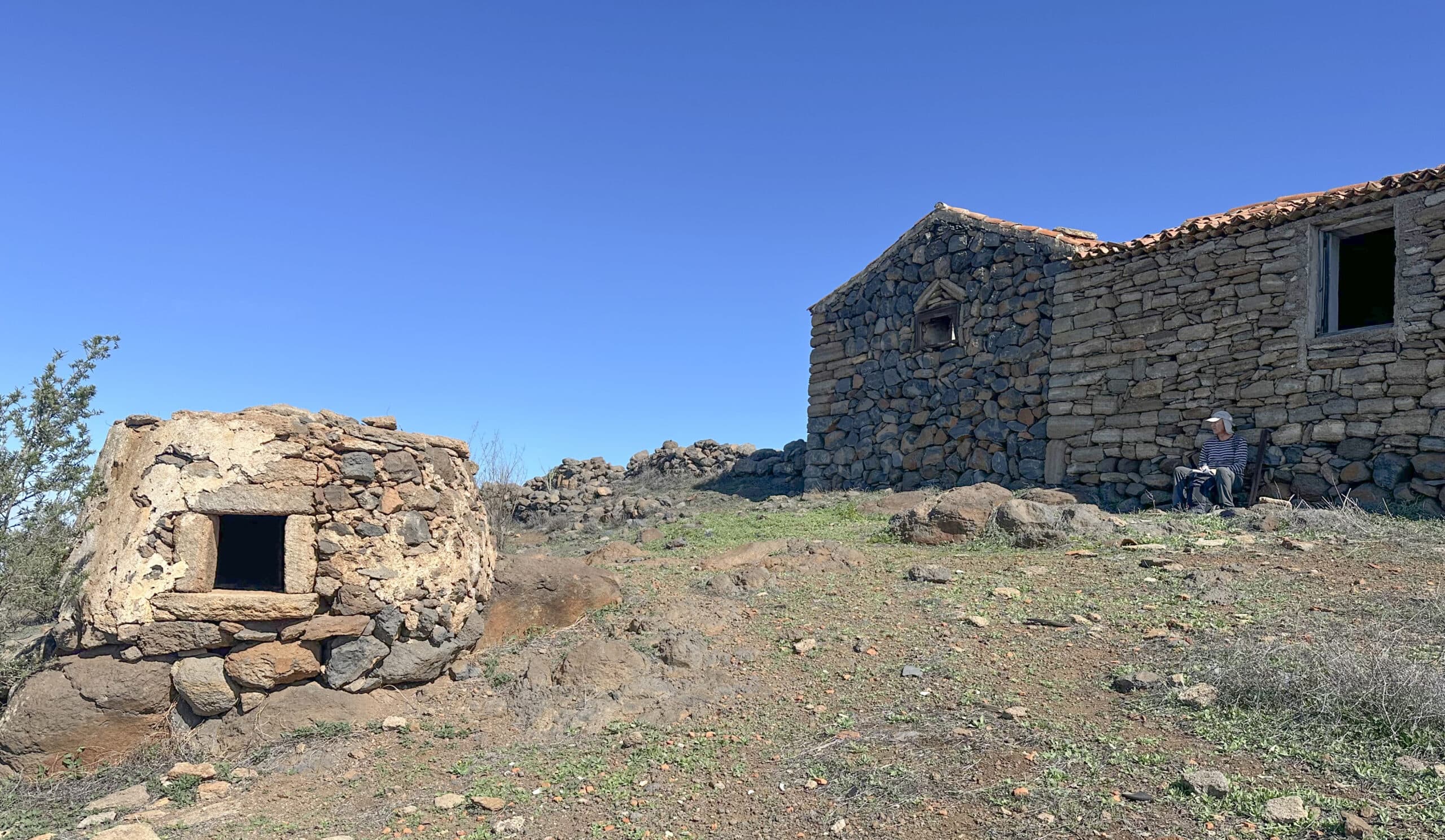 Descanso entre la casa principal y el antiguo horno - Pino Redondo
