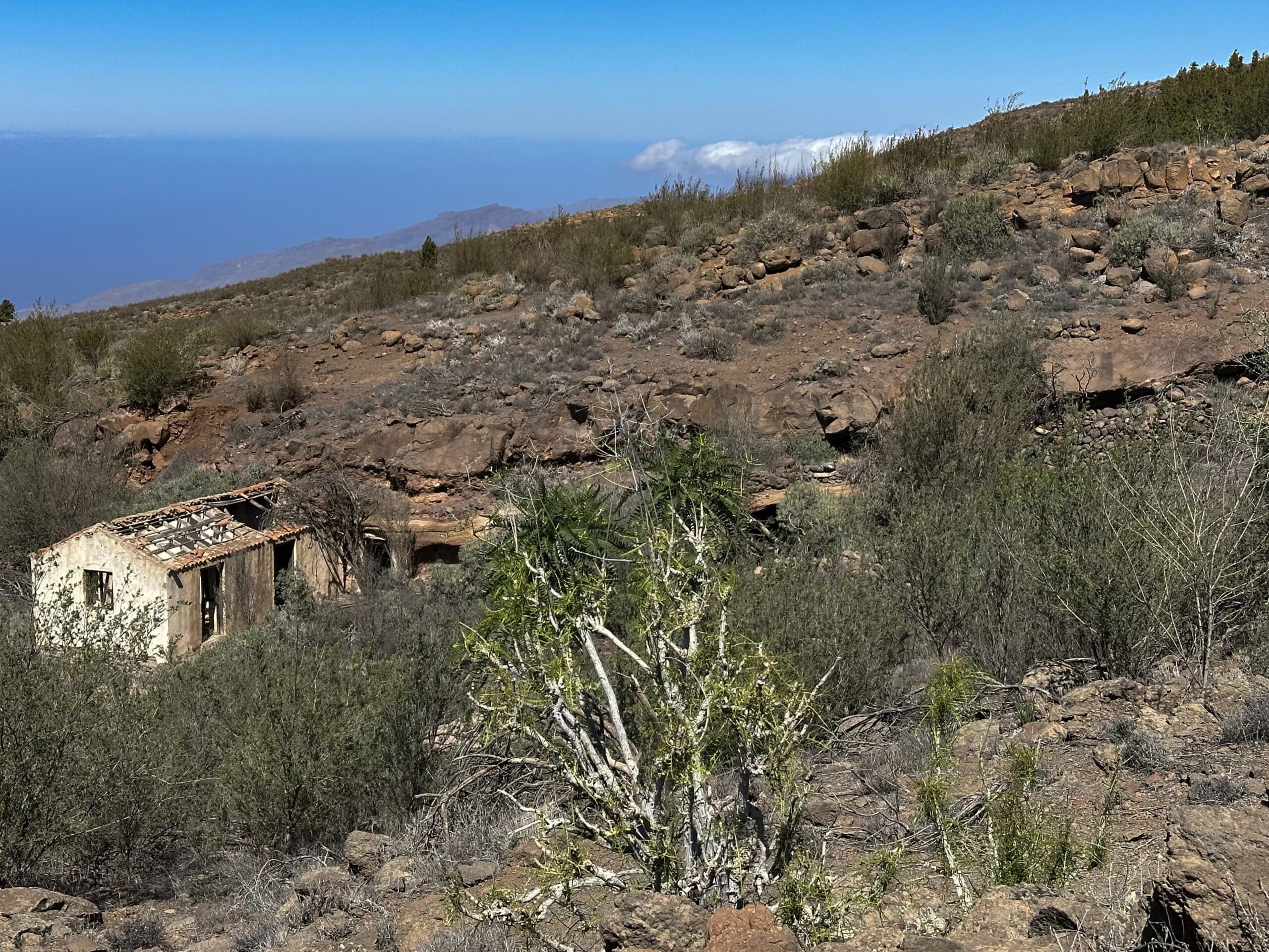 Otra casa en ruinas con cuevas a lo largo de la ruta de senderismo
