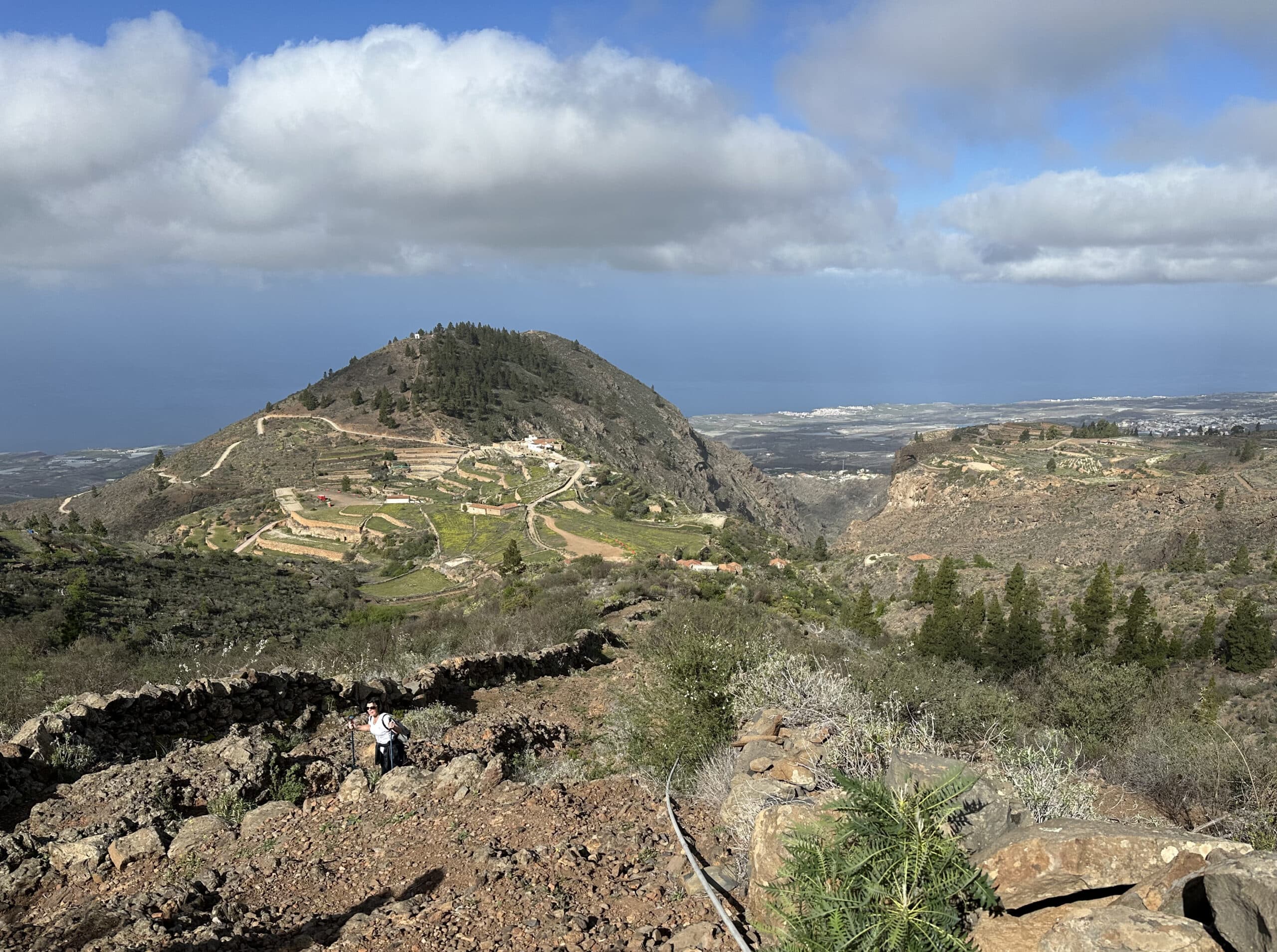 Blick vom Aufstiegsweg auf Caserío de las Fuentes und die Montaña de Tejina - auf der Montaña siehst du den steilen Aufstiegsweg und die kleine weiße Kapelle