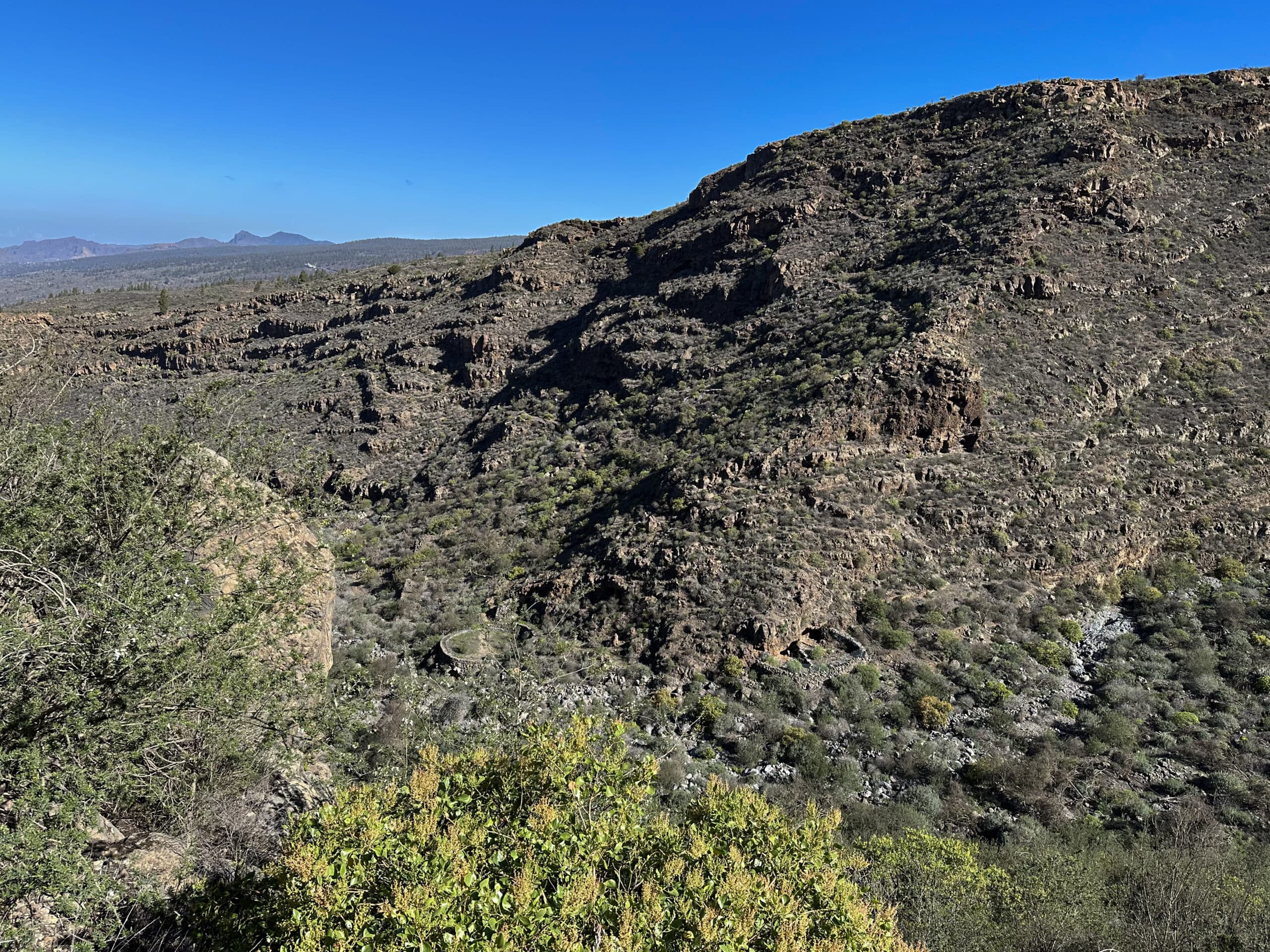 Blick vom Wanderweg in den Barranco Niágara mit Dreschplätzen und Höhlen