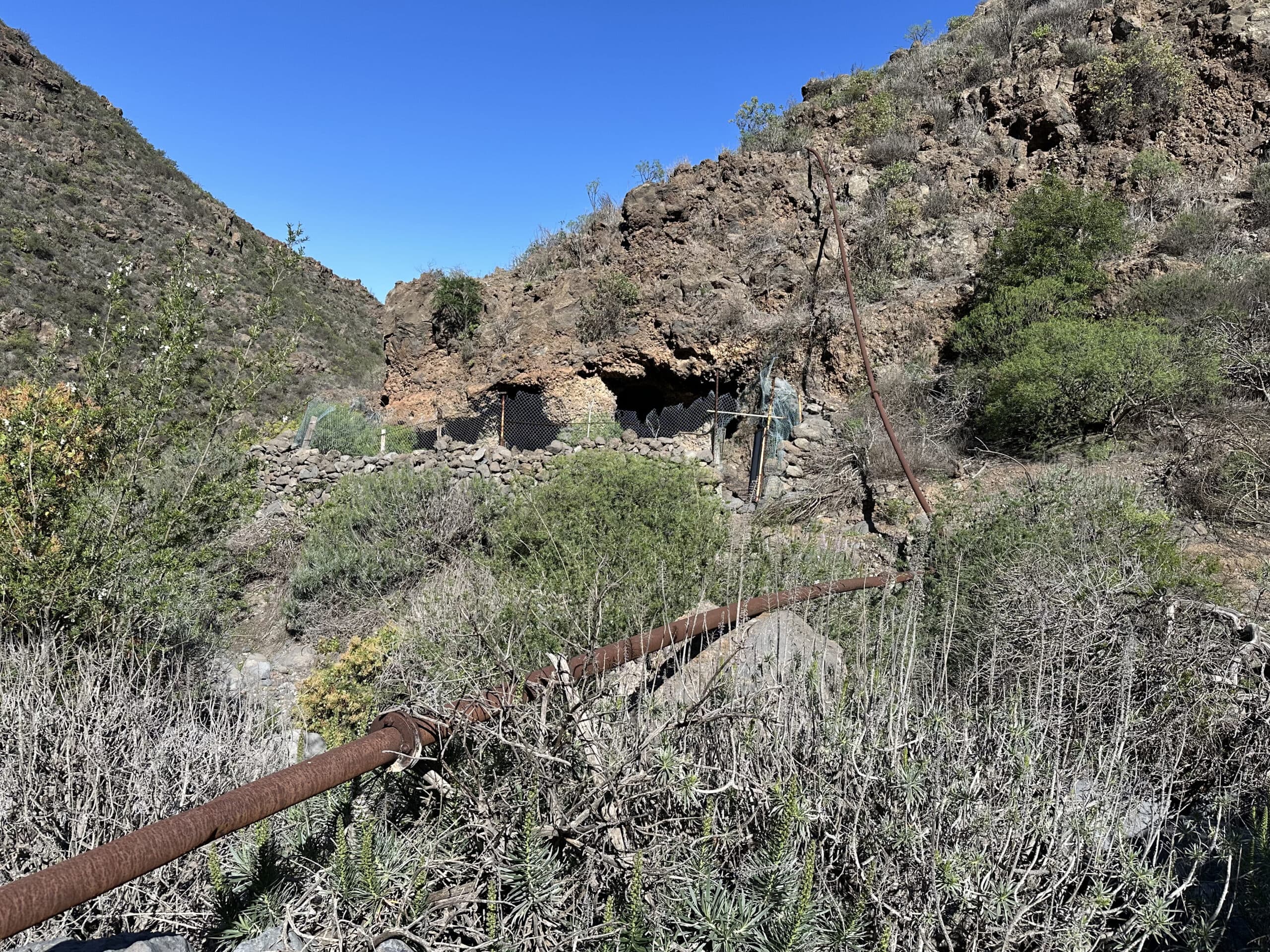 Höhlen und Weg im unwegsamen Barranco Niágara