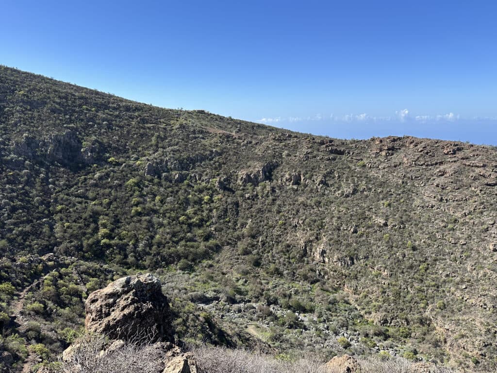 Blick über den Barranco mit einsamen Haus