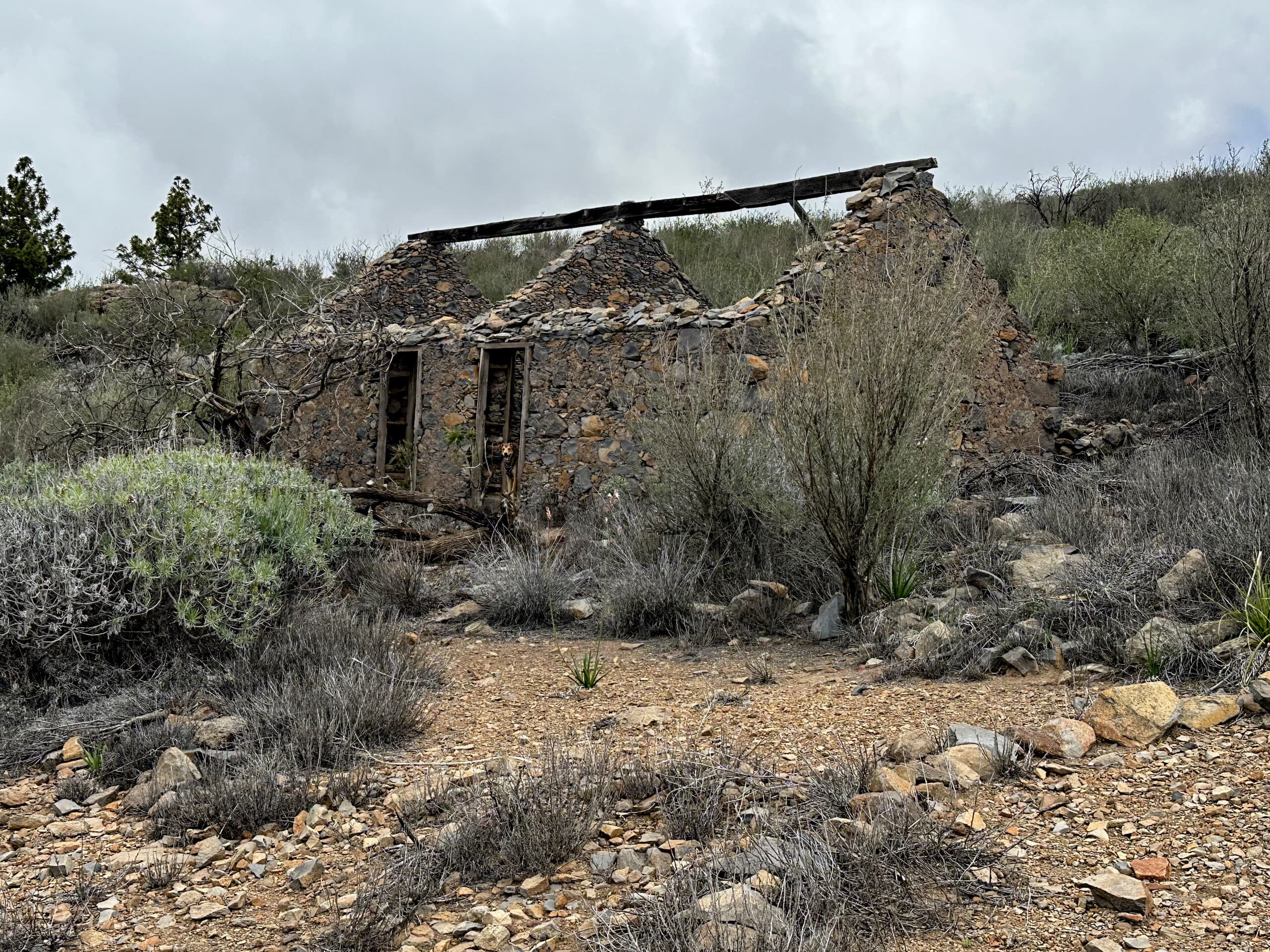 Ruinenhaus la Chifira auf dem Gratweg am Wegesrand auf dem Aufstiegsweg