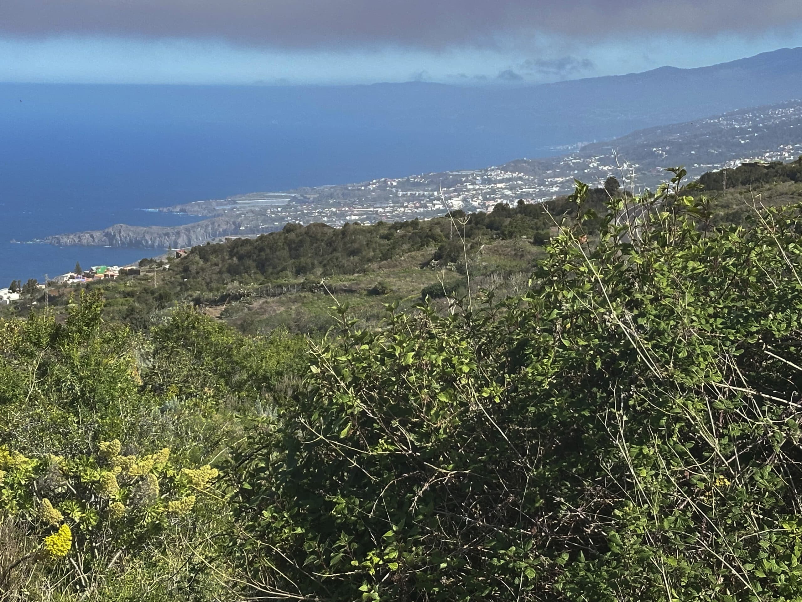 Vista desde el camino de bajada hacia la costa norte y las montañas de Anaga