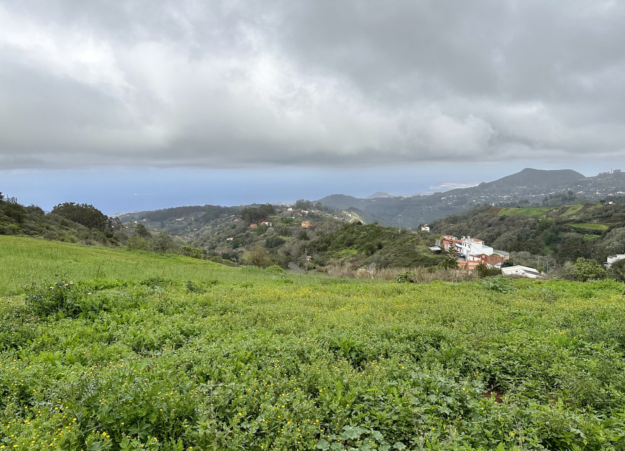 Vista desde la ruta de senderismo hacia los pequeños pueblos canarios
