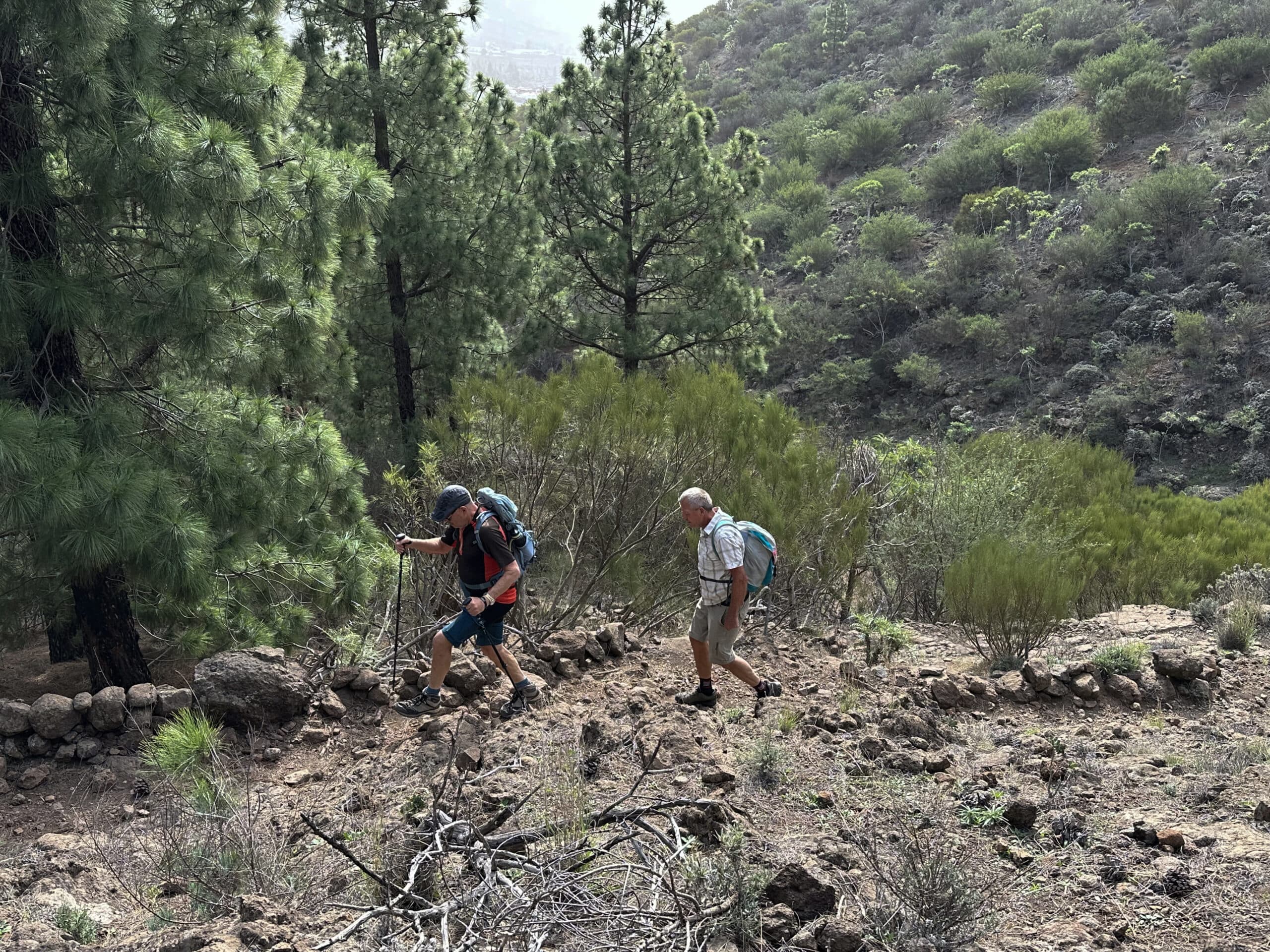 Wanderer auf dem Aufstiegsweg über Santiago del Teide zur Degollada de Mesa
