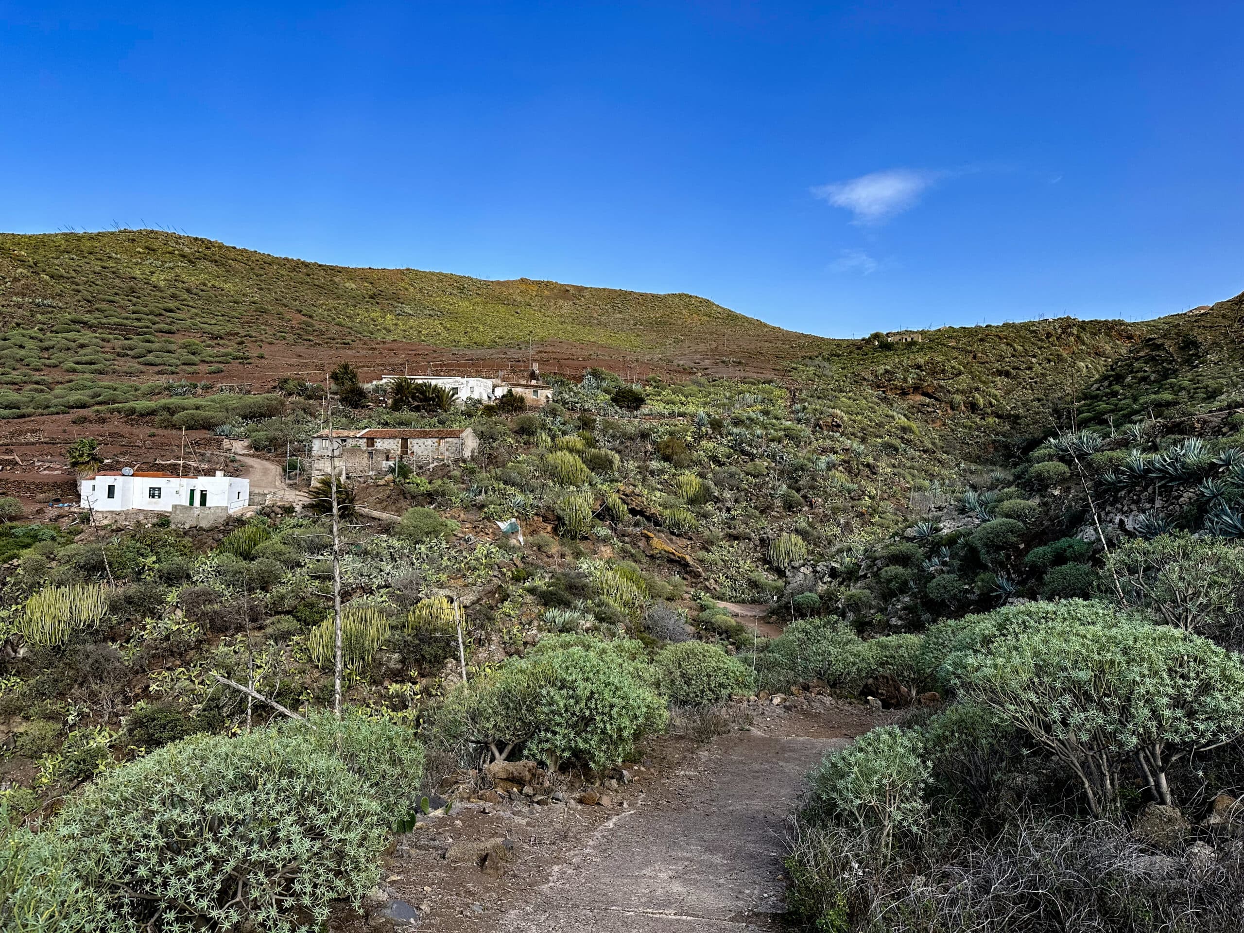 Casas auf dem Abstiegsweg hinunter zur Punta de Teno