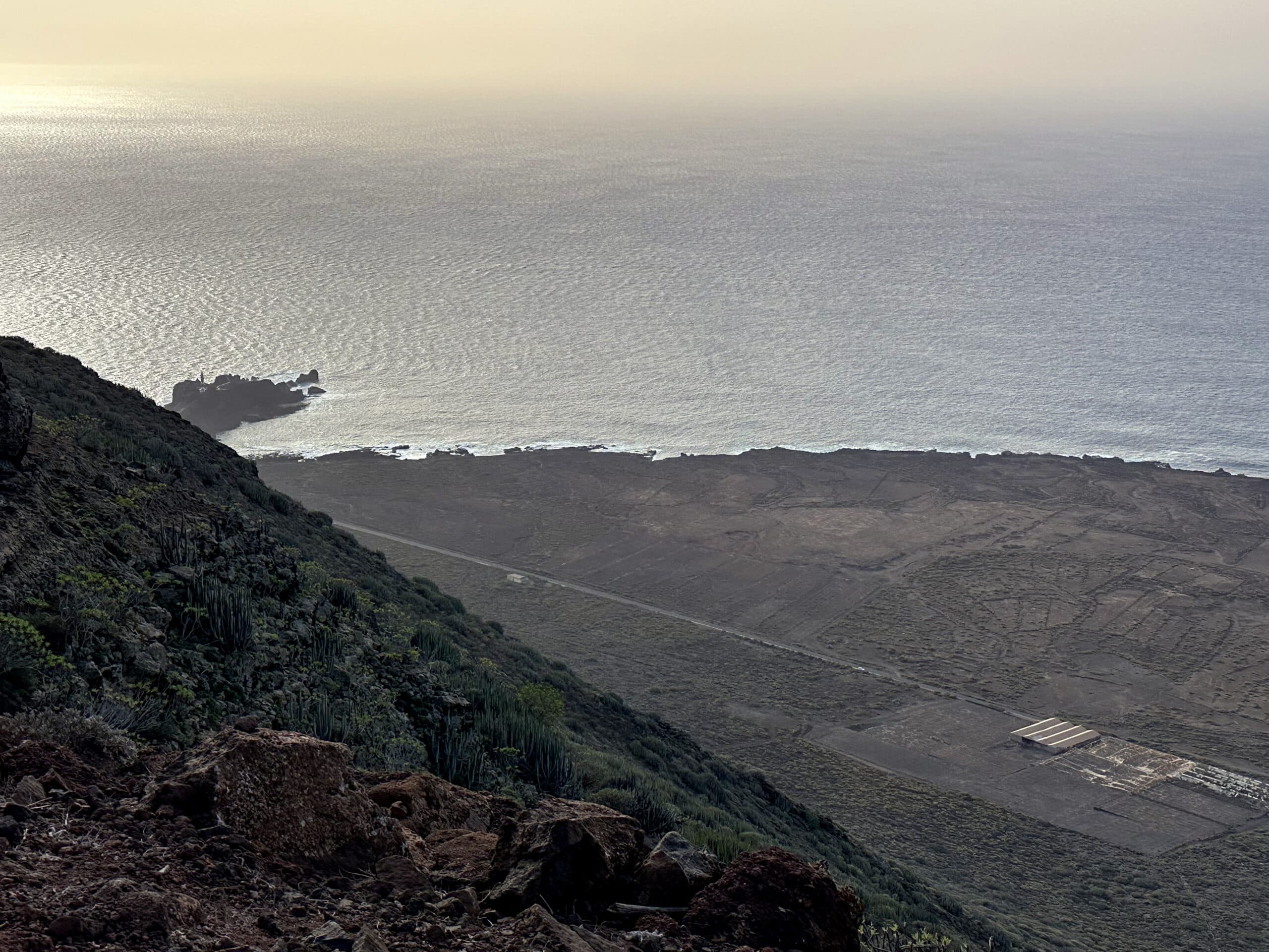 Blick von der Abbruchkante hinunter zur Punta de Teno