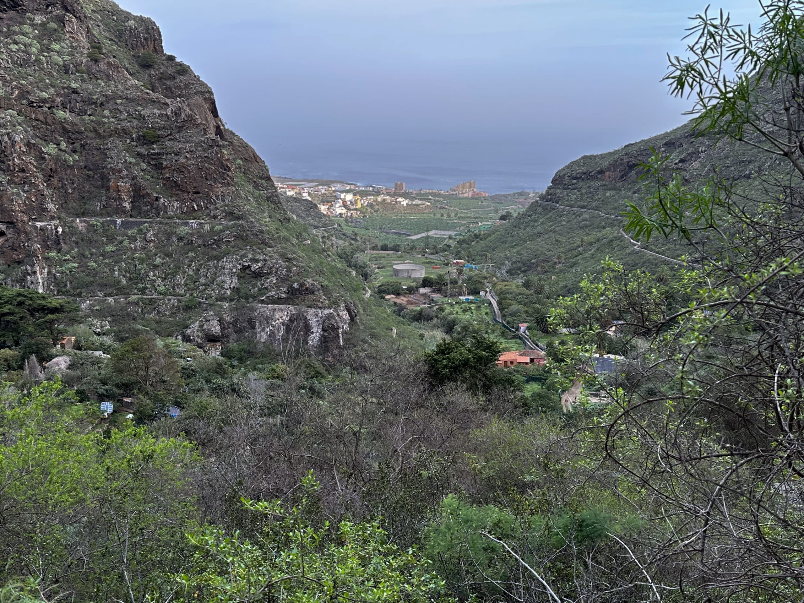 Blick vom Aufstiegsweg zu den Cuevas Negras zurück nach Los Silos