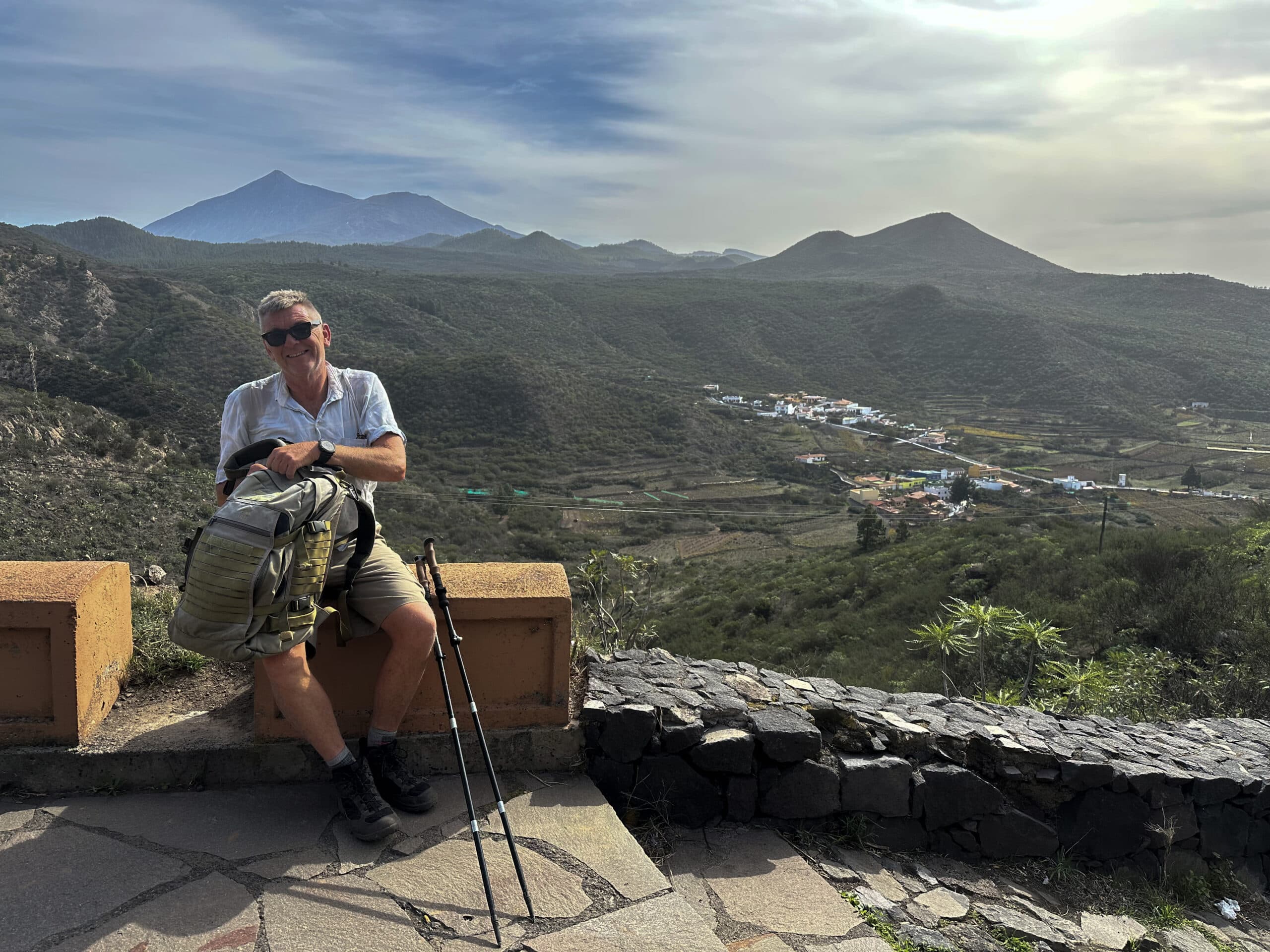 Wanderer auf dem Mirador an der TF-82 über Valle Arriba mit Teno im Hintergrund