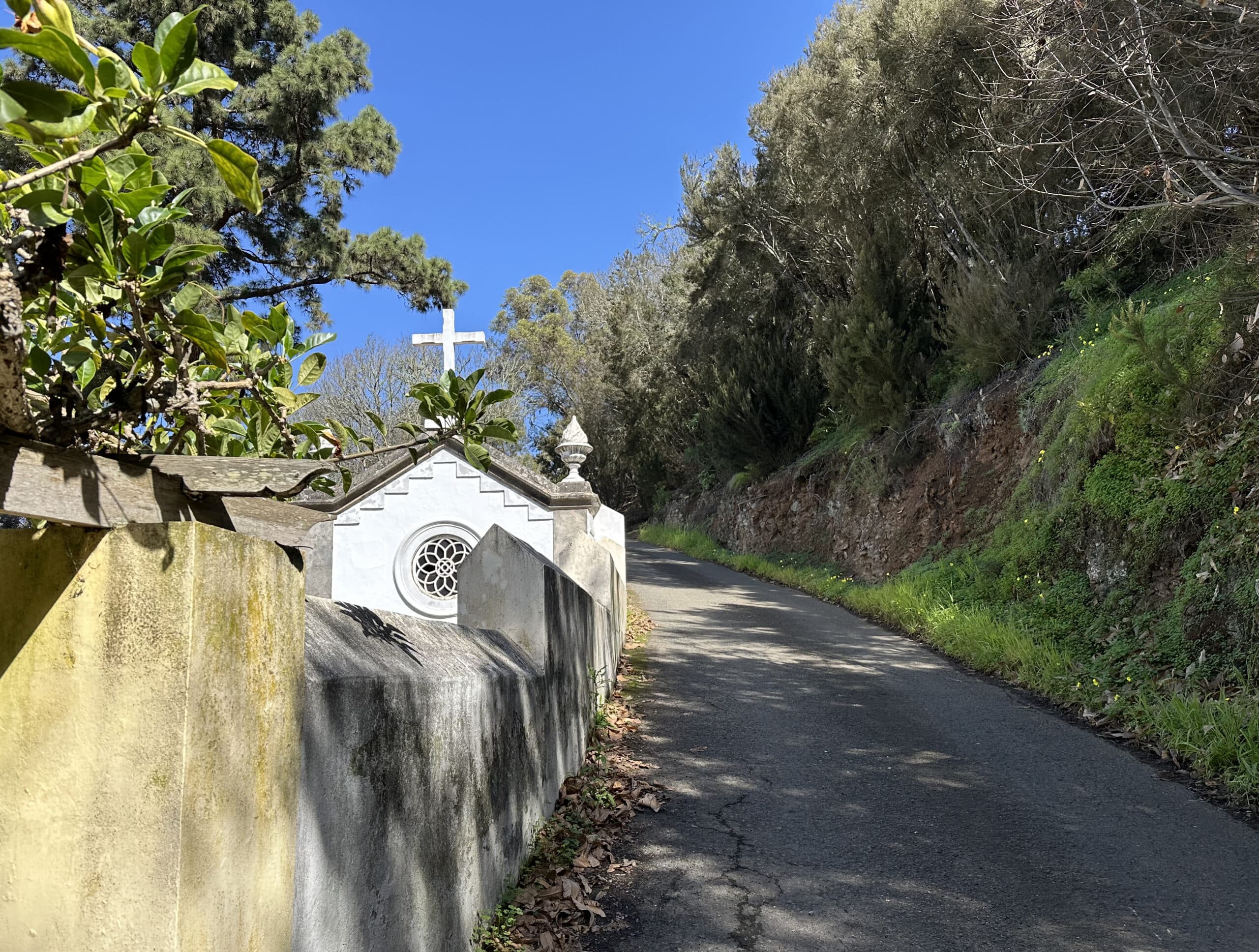 Hiking trail past the Ermita de la Virgin de la Silla