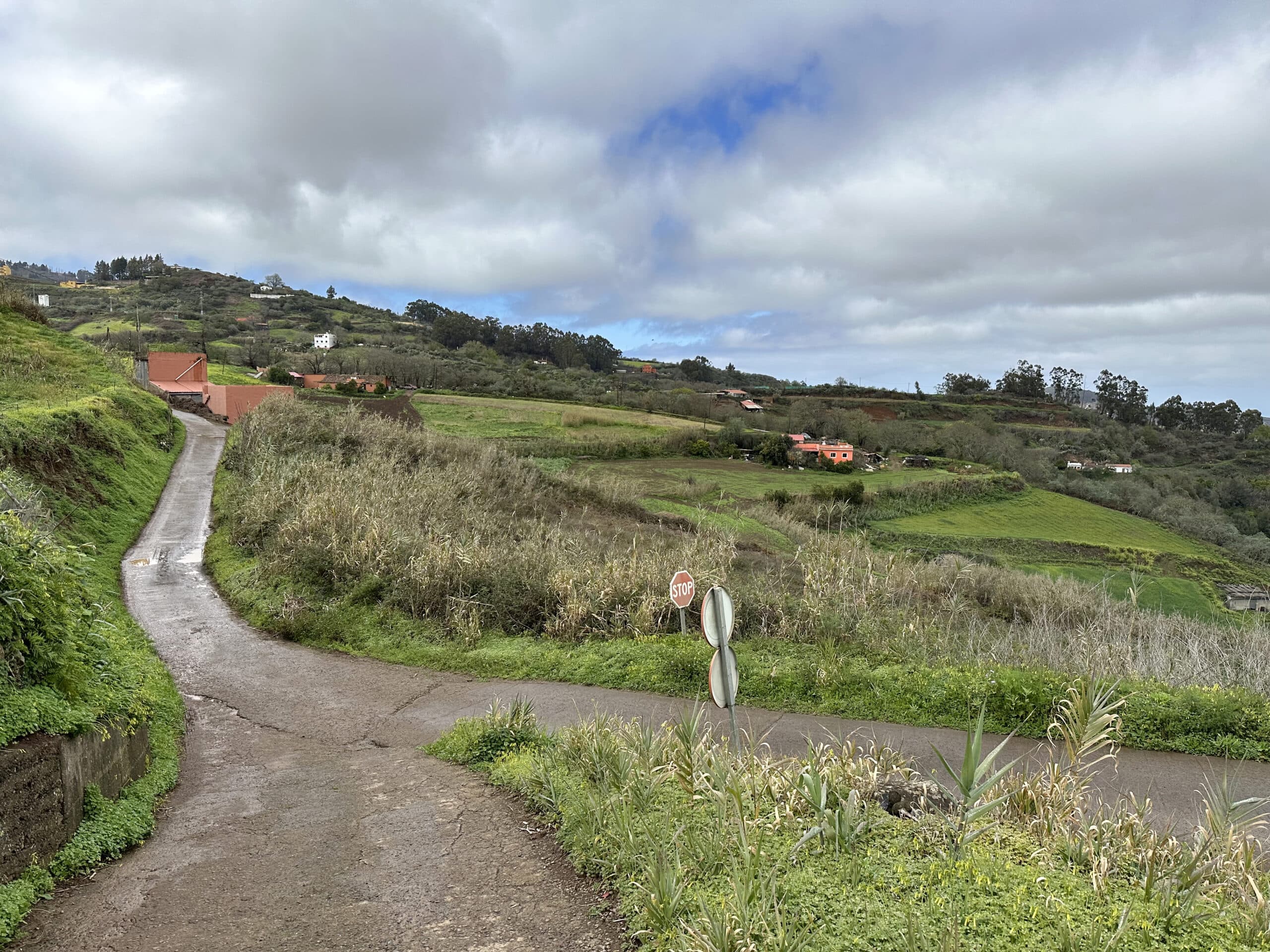 Hiking trail back towards Fontanales via small roads