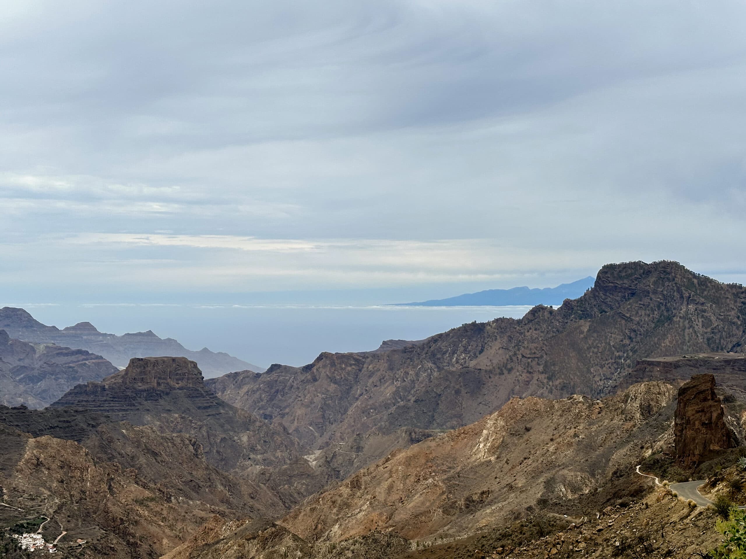 Blick vom Roque Bentayga auf die Küste und im Hintergrund Teneriffa