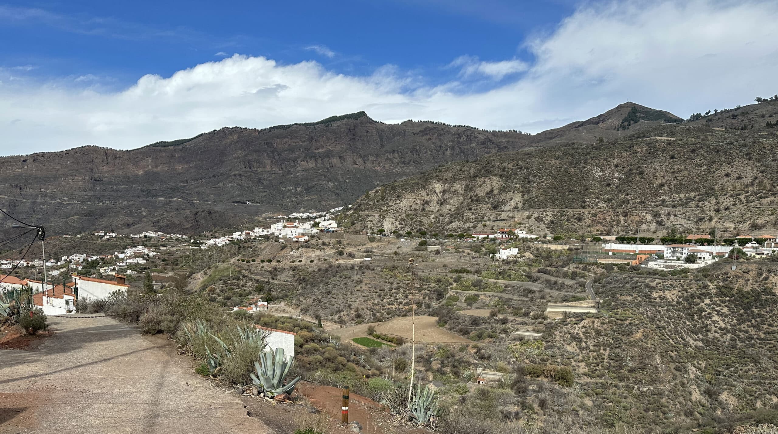 Blick vom Einstiegsweg auf den GR-138 in den Barranco Tejeda mit Blick auf Tejeda