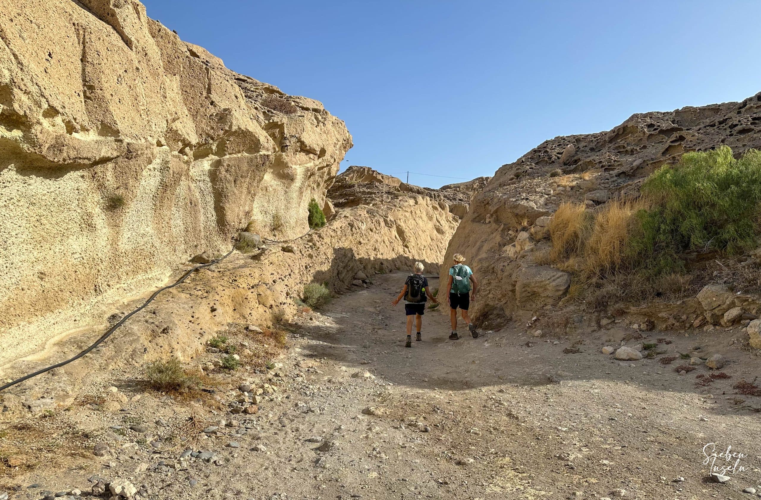 Wanderweg nahe der Küste zwischen Sandstein und Felsen