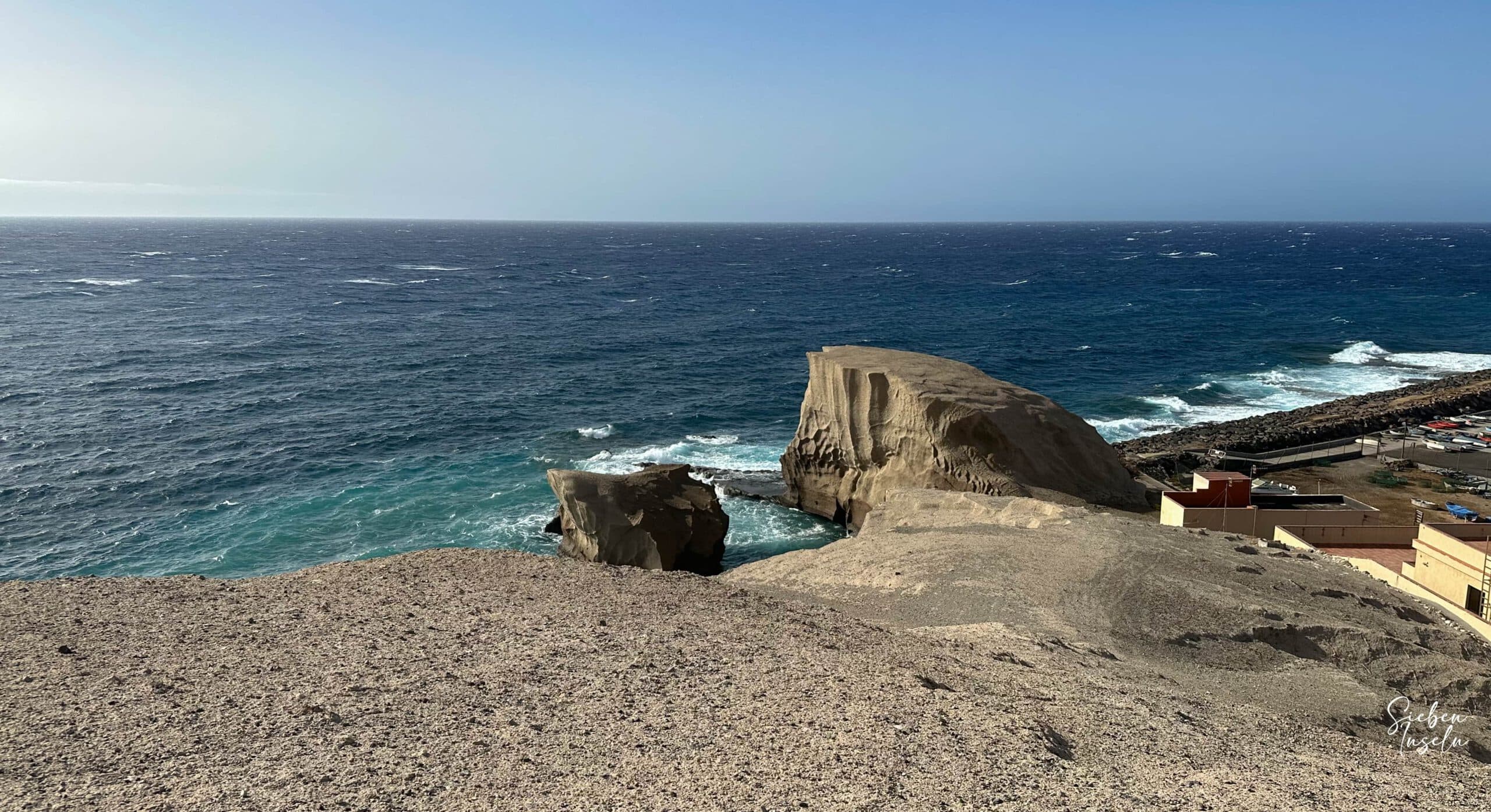 Blick vom Wanderweg über den Klippen auf den Atlantik und den Strand vor Tajao