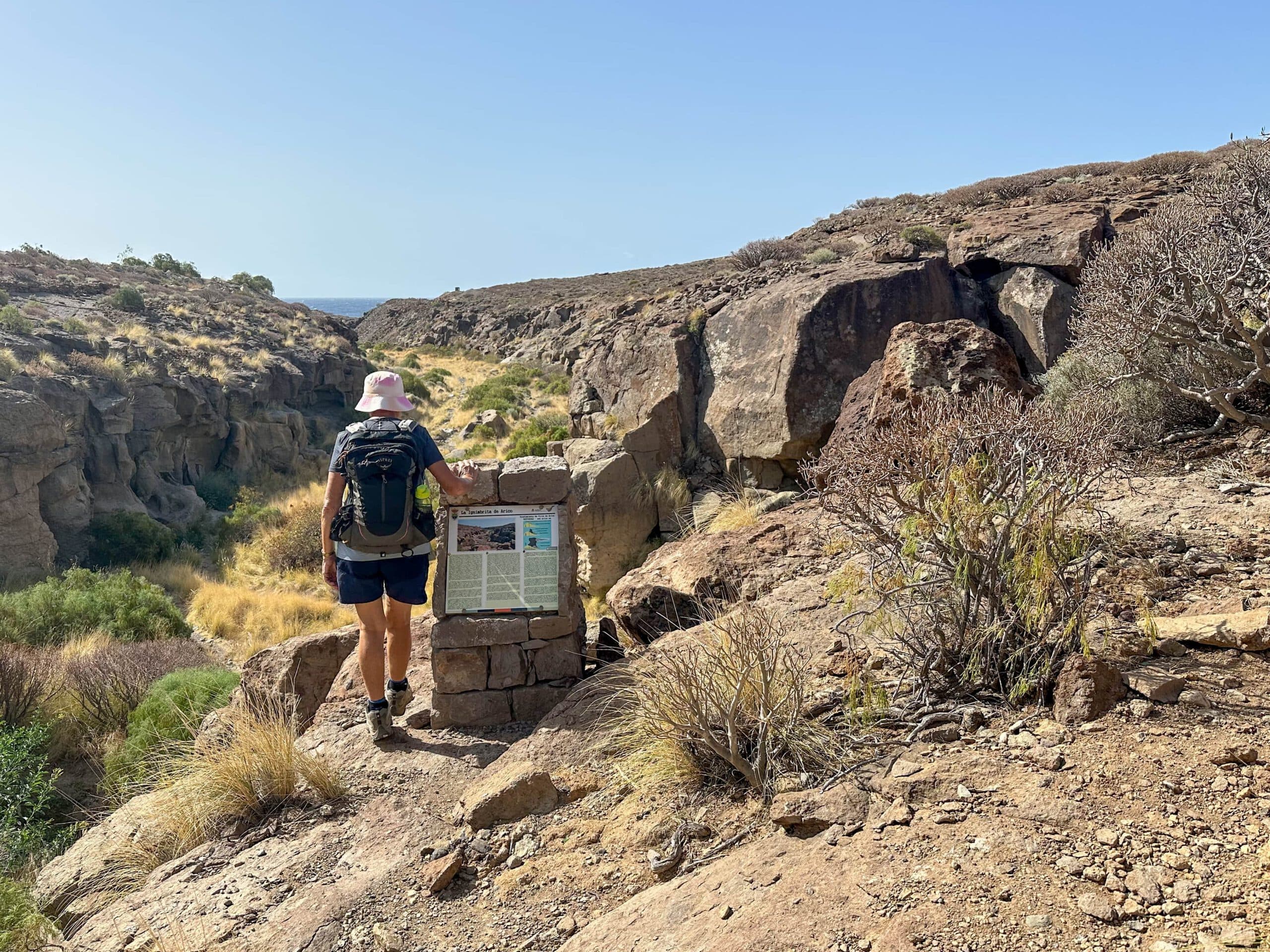Wanderin auf dem Wanderweg vom Arco de Tajao in den Barranco Vijigua hinunter zur Küste