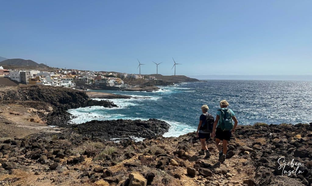 Wanderinnen auf dem Küstenwanderweg mit Blick auf La Jaca