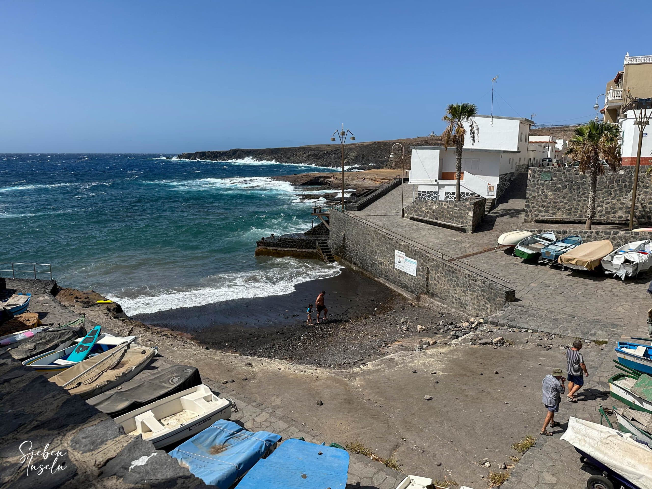 Der Wanderweg führt vorbei am kleinen Hafen von La Jaca