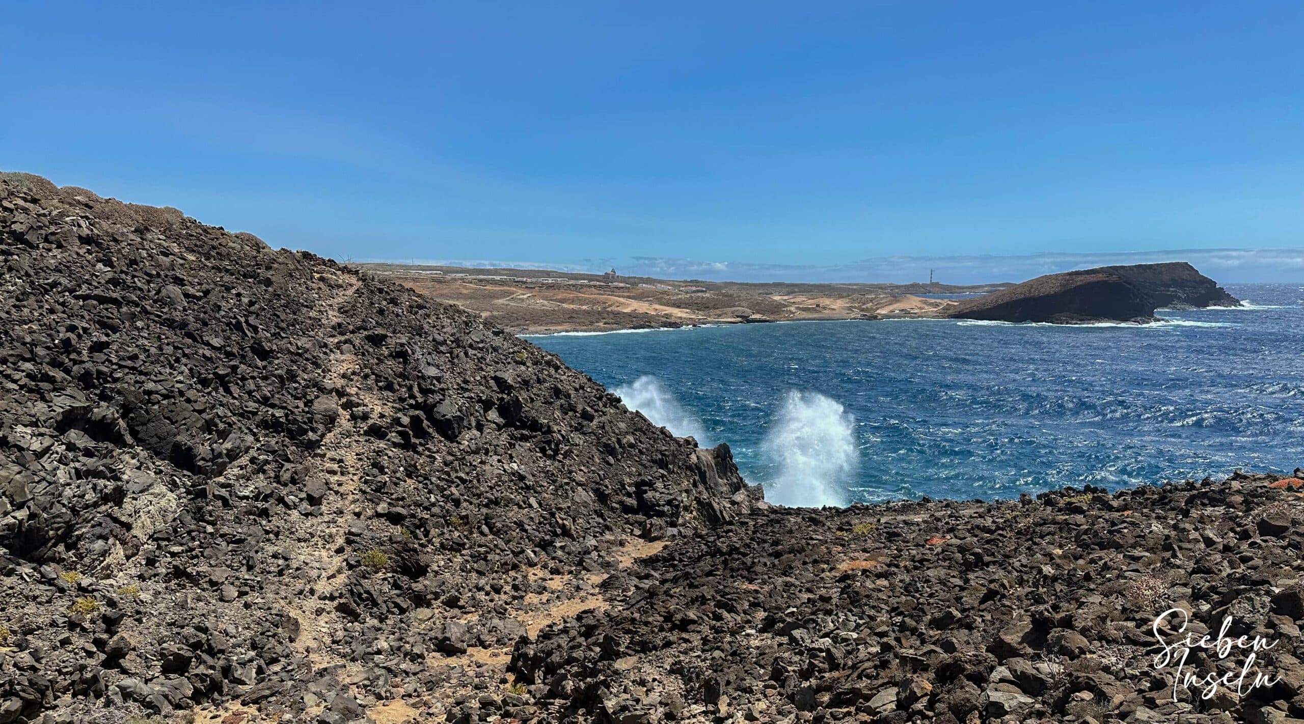 Weg auf den Klippen - am Horizont ist bereits Abades mit der Kirche (Ruine) zu sehen