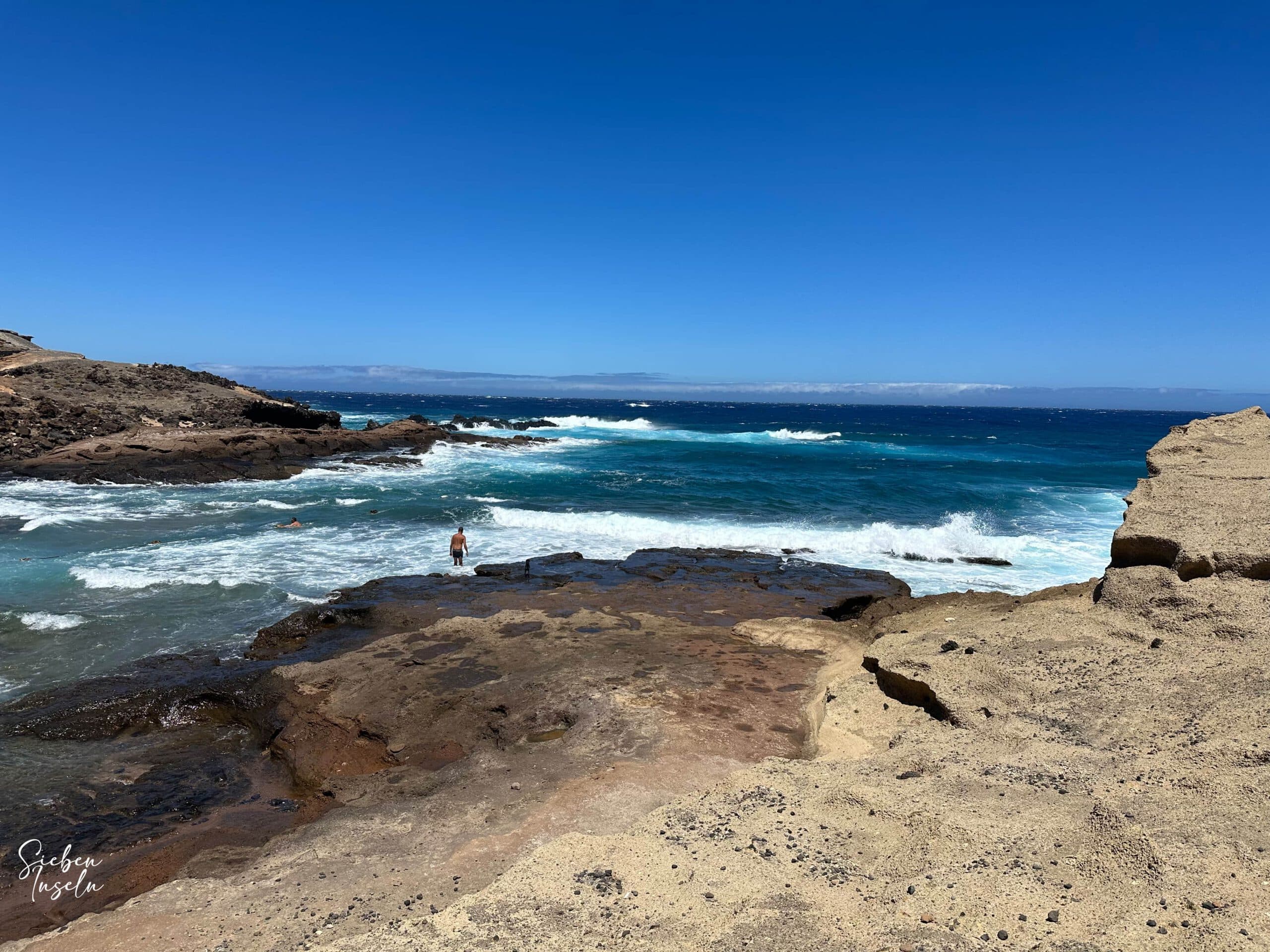 Abwechslungsreicher Küstenwanderweg über Klippen, Felsen und am Strand entlang
