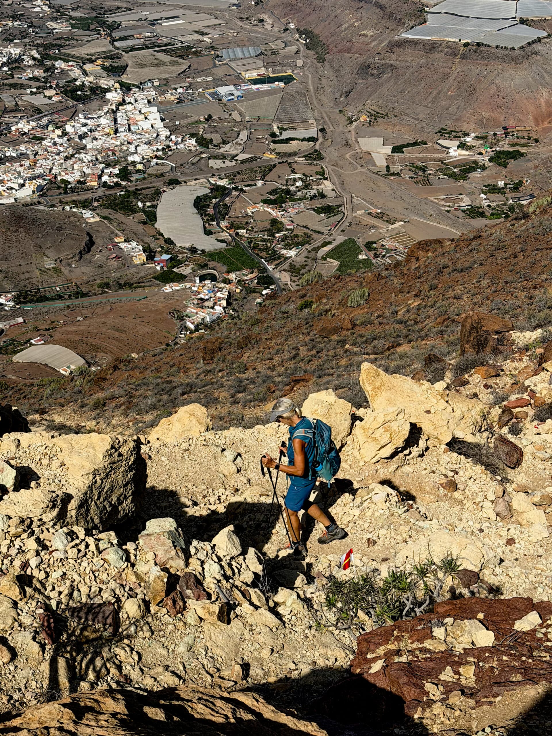 Descent path above Aldea de San Nicolás 