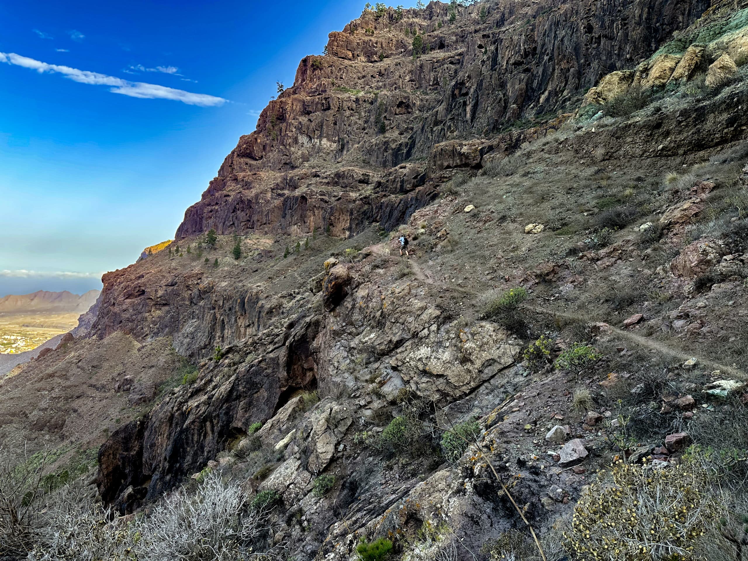 Ascent path above the Degollada de la Aldea along the rocky ridge