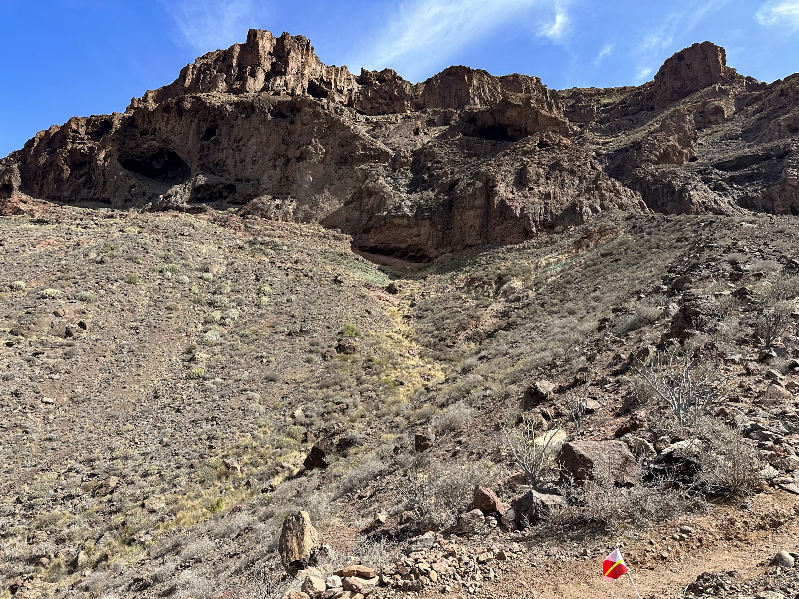 Descent route below the rock face towards Aldea de San Nicolás