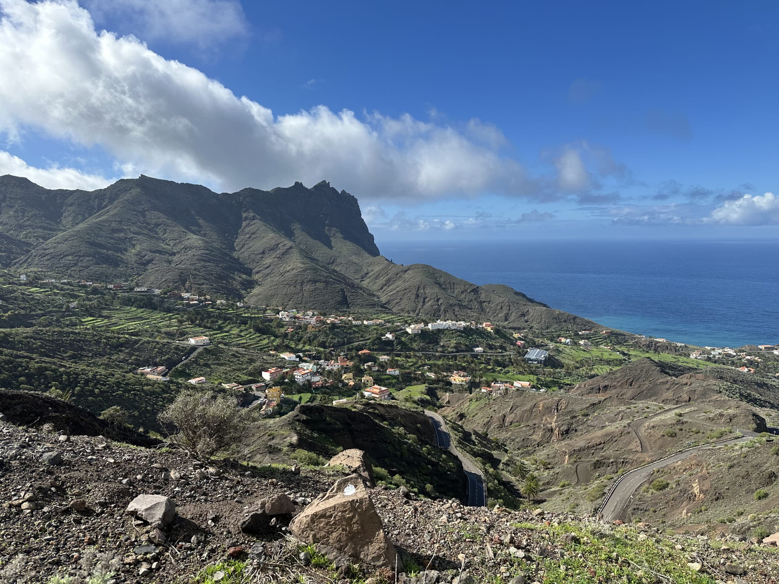 Blick vom Abstiegsweg hinunter nach Alojera und auf den Atlantik