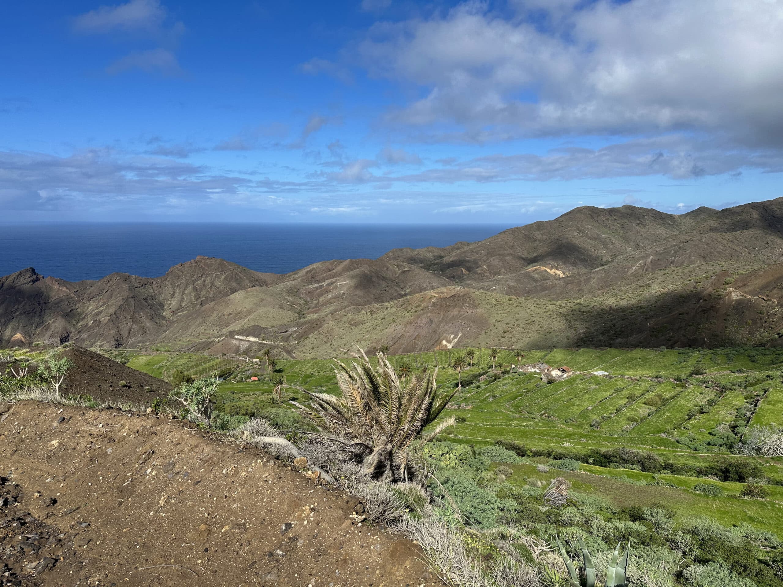 Blick vom Abstiegsweg auf dem Grat bei Alojera auf die Küstenregion unterhalb von Tazo und den Atlantik
