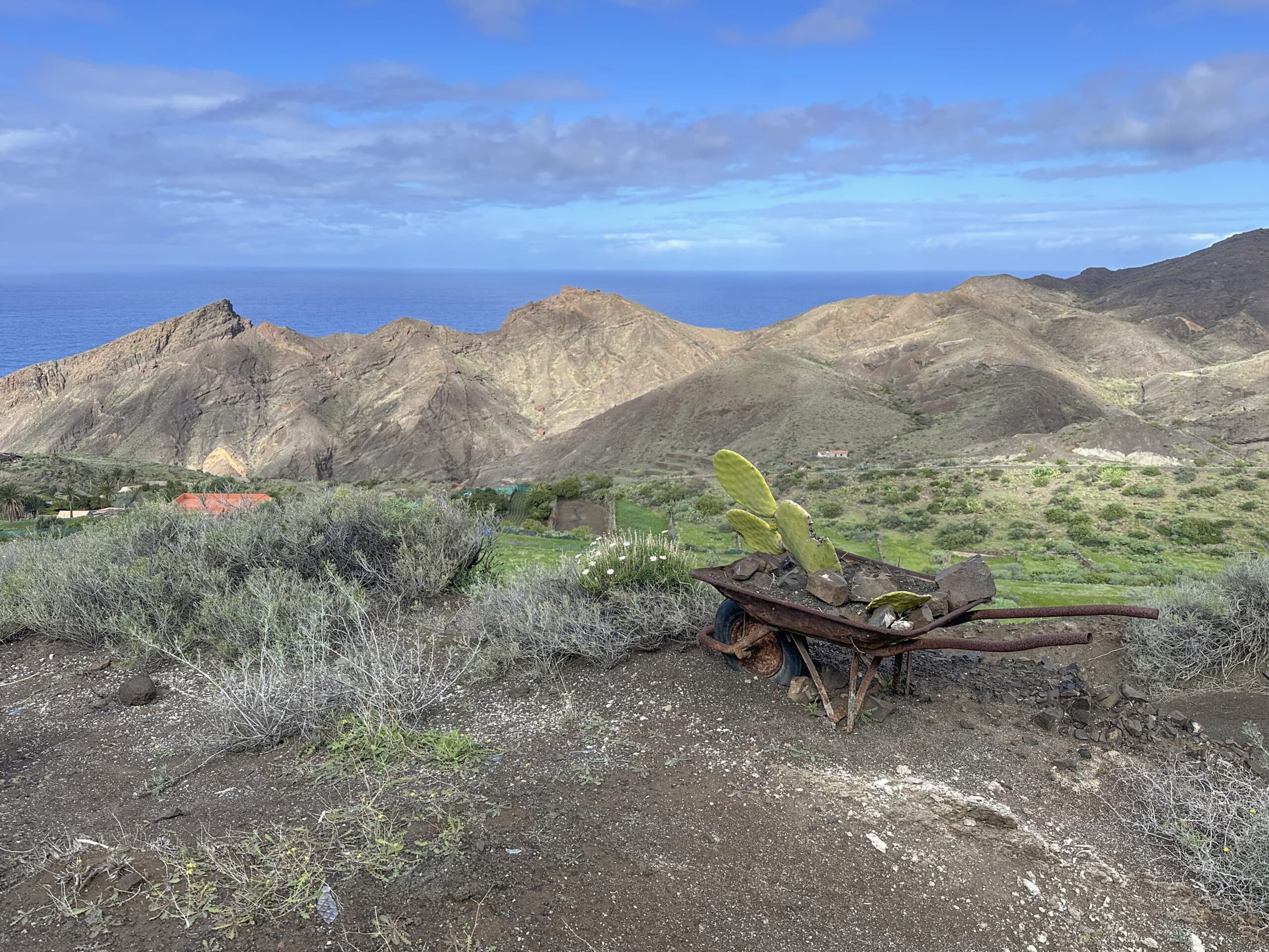 Blick vom Abstiegsweg auf dem Grat auf die Küstenregion unterhalb von Tazo