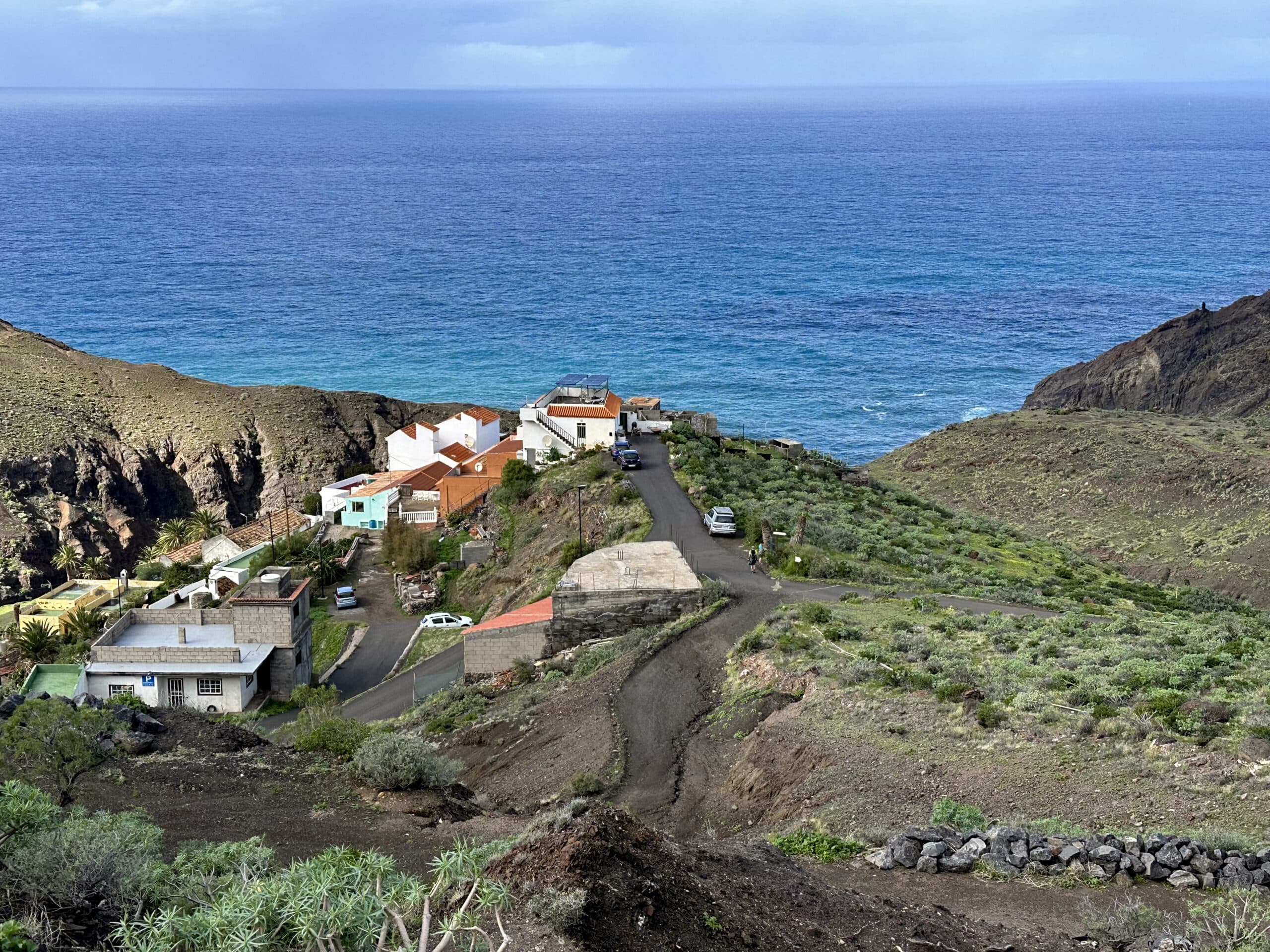 Nach einer Linksserpentine trifft der Gratweg auf die Carretera Alojera - Tazo