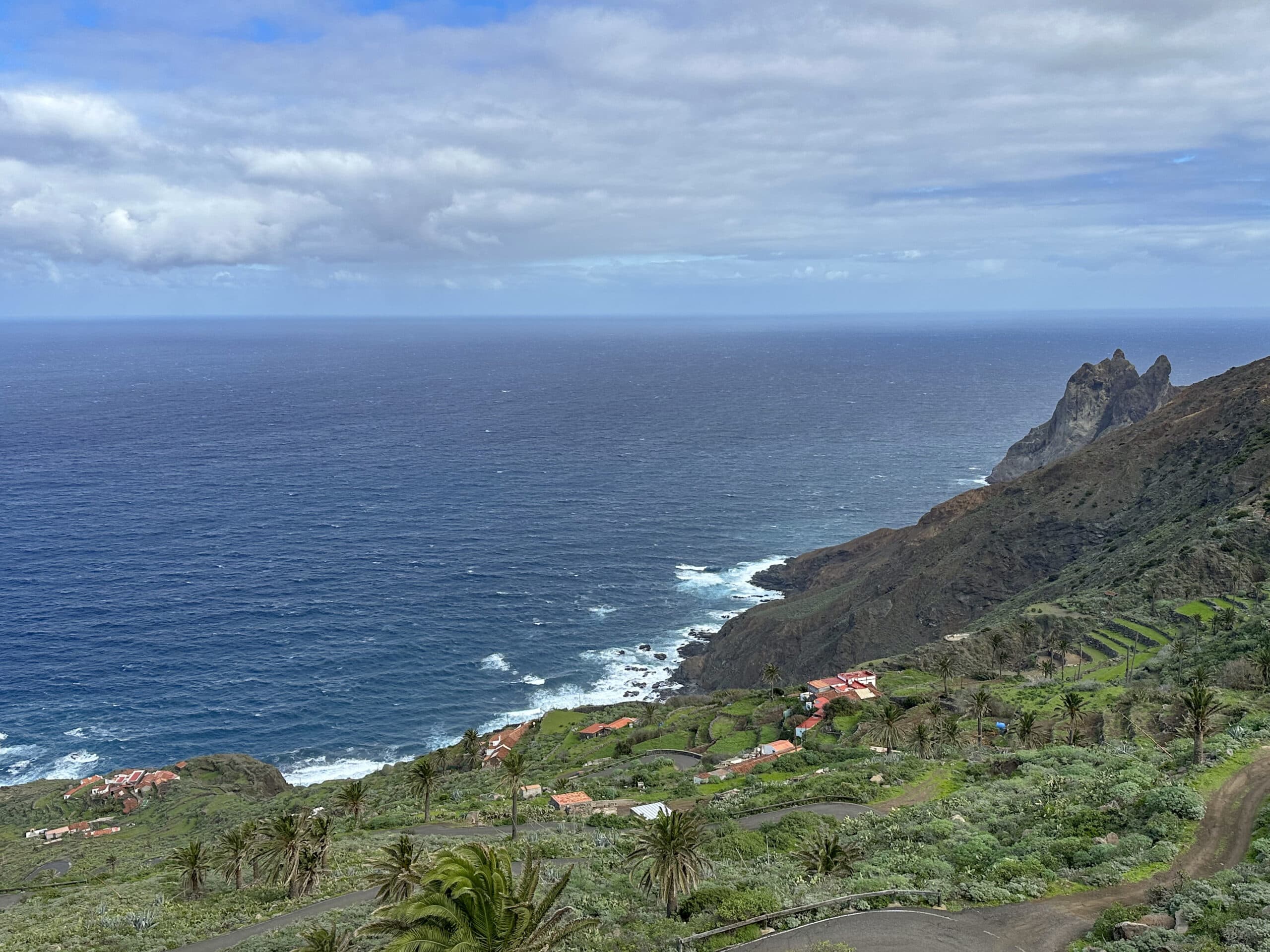Blick auf Arguamul und Guillama sowie die Küstenregion - Abzweig von der Straße, die sich in großen Serpentinen nach unten an die Küste zieht