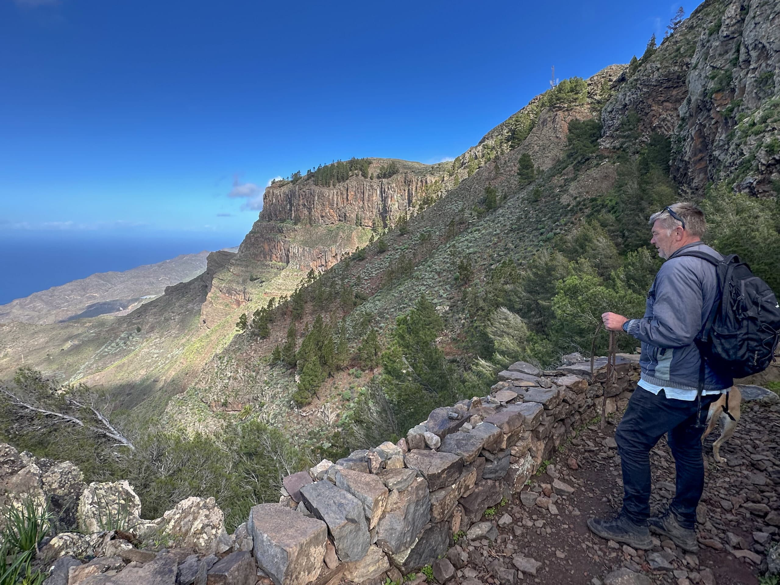 Wanderer am Mirador de El Santo (Arure) mit fantastischen Ausblicken