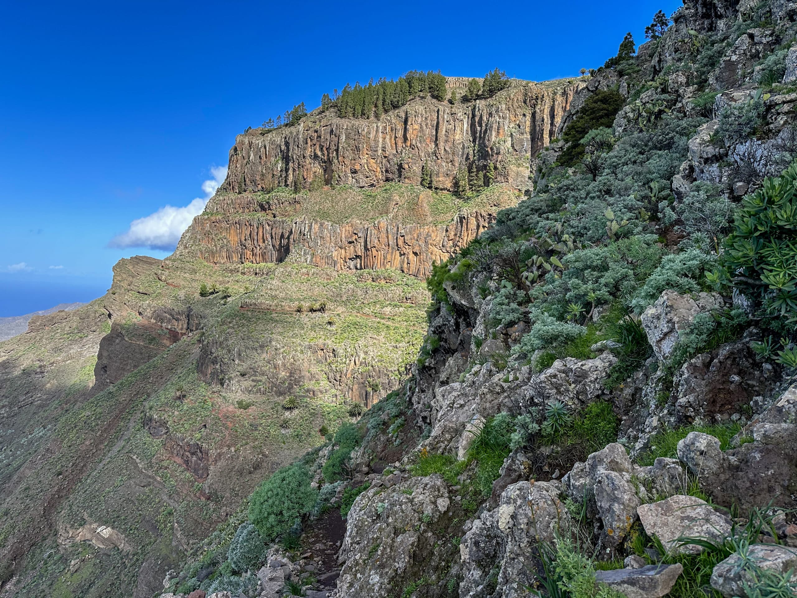 Blick vom Wanderweg entlang der Felsenwand