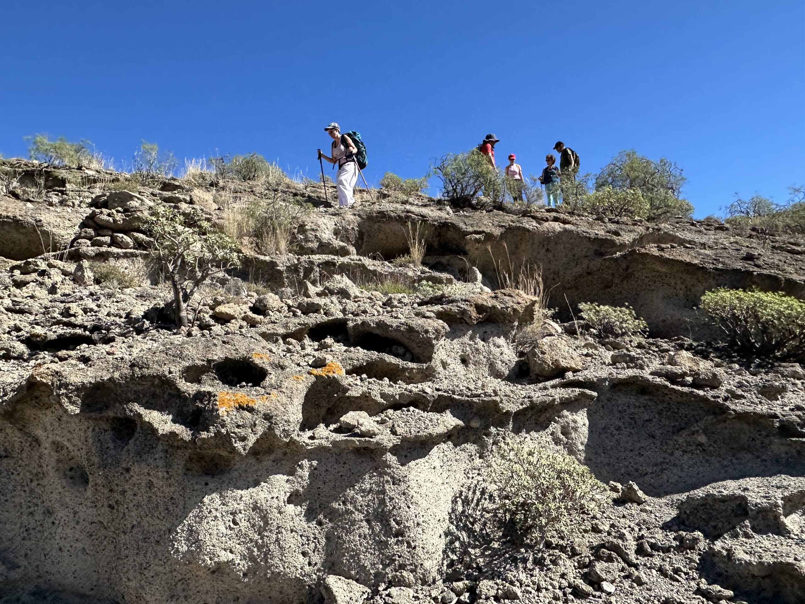 Wanderer auf dem Abstiegsweg in den  Barranco de ls Monjas