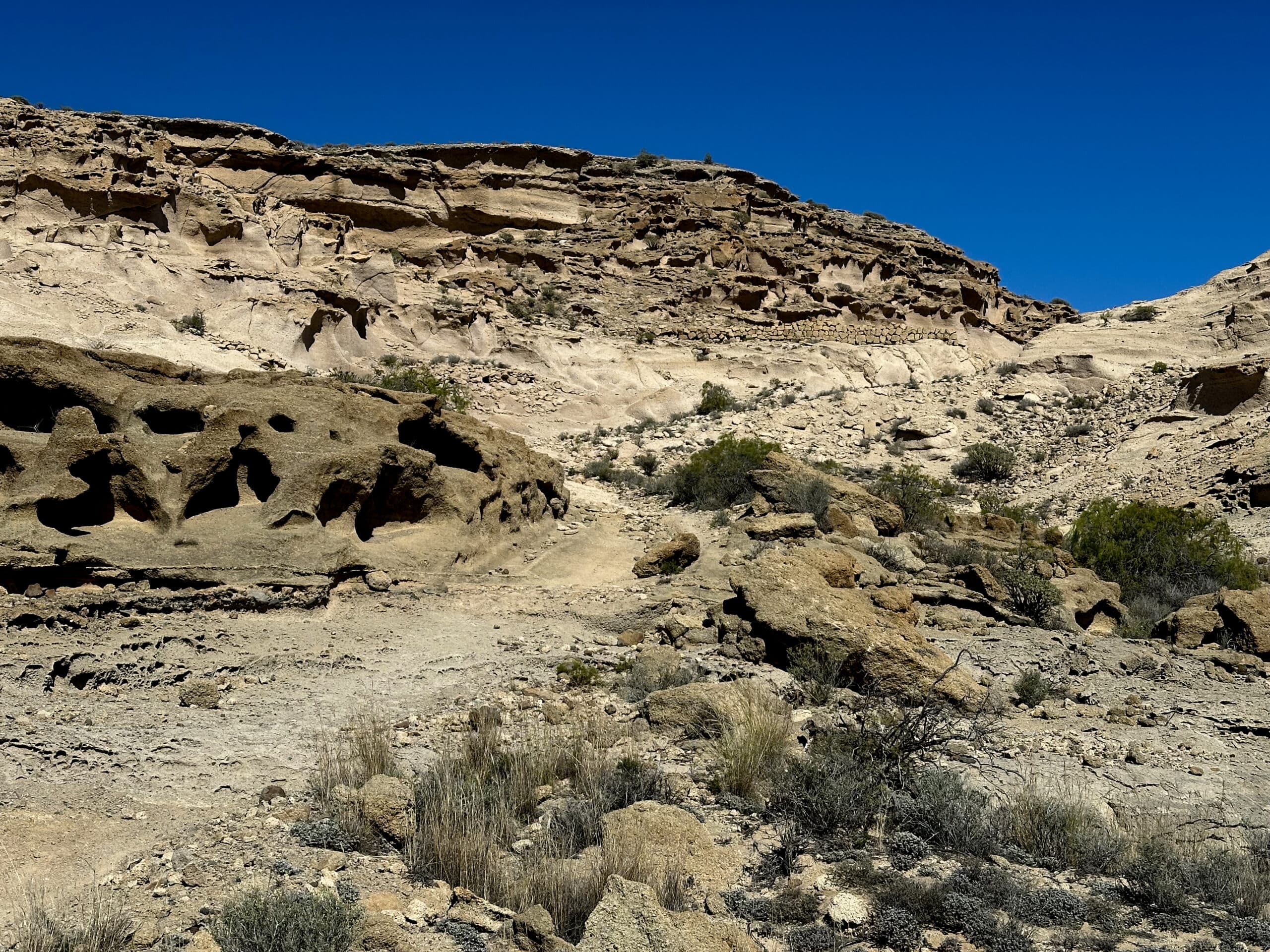Bifurcación en lo alto con posibilidad de cruzar al camino de salida