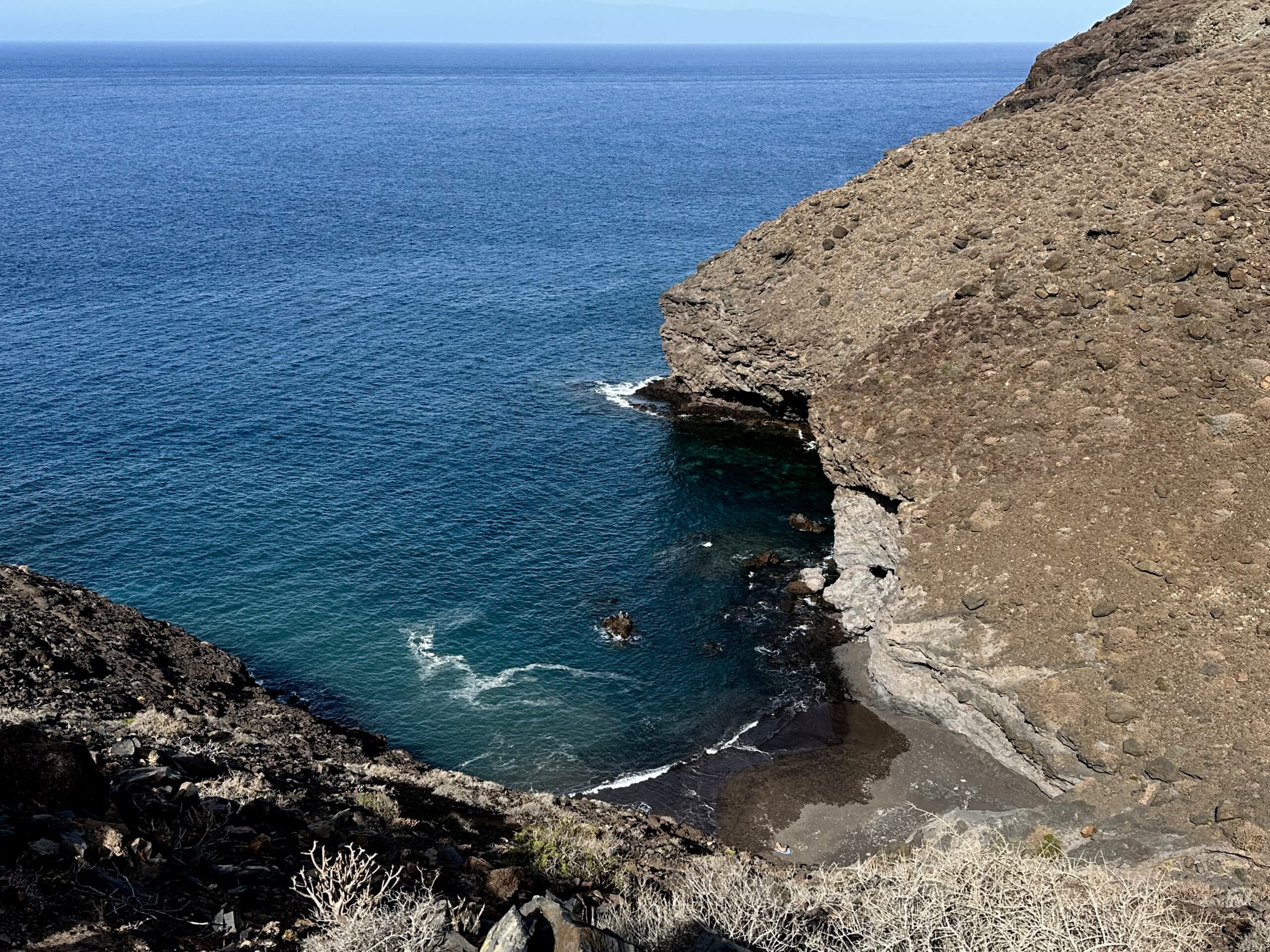 Blick vom Wanderweg hinunter in einsame Buchten wie hier zum Playa El Puerto