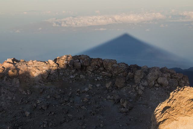 Der Schatten des Teide kurz nach Sonnenaufgang, der in westlicher Richtung über den Atlantik Richtung La Gomera geworfen wird