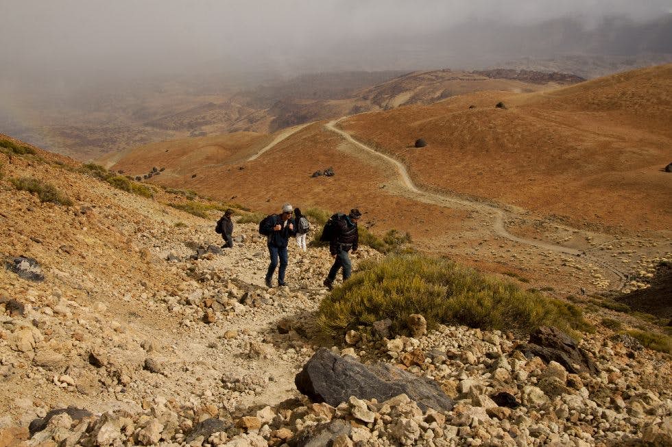 Wanderer am Nordhang des Teide auf dem Weg von Montana Blanca zur Schutzhütte Altavista