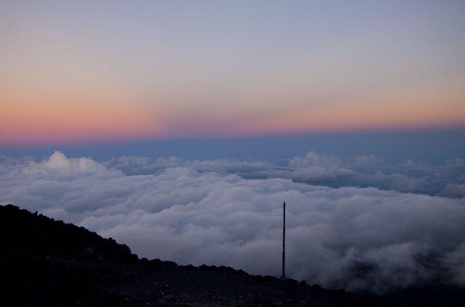 Vista desde el refugio de Altavista al amanecer en dirección norte sobre las nubes.