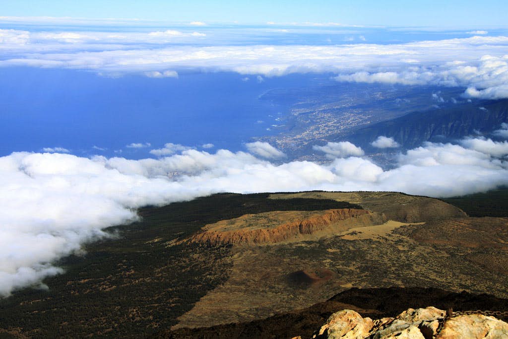Vista desde el refugio de Altavista de la cara norte de Tenerife con el Puerto de la Cruz