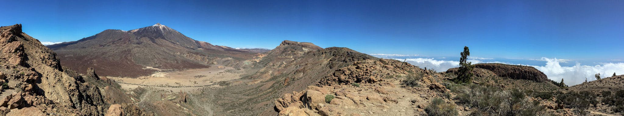 Vista panorámica del Teide, la caldera y las montañas circundantes