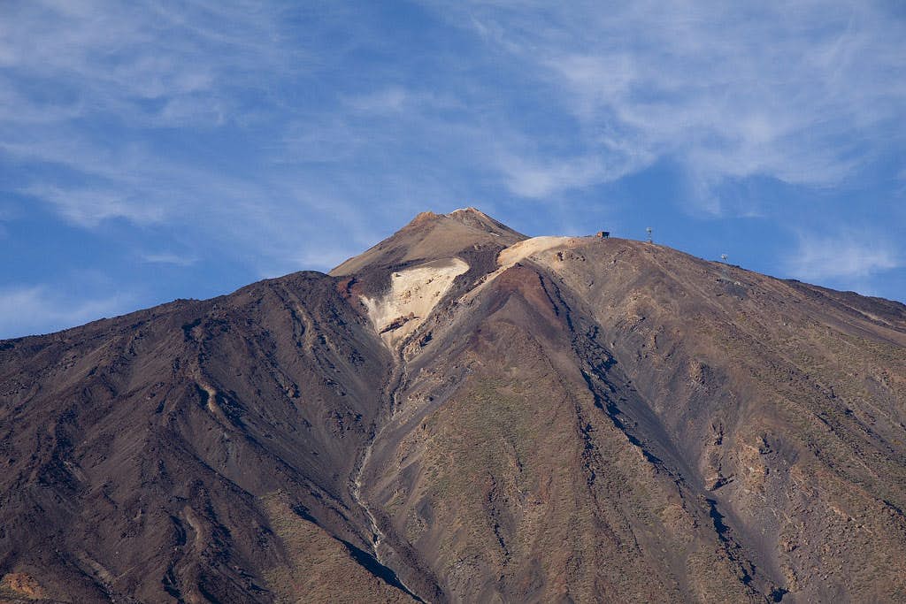 La cumbre del Teide - pico del Teide - con la estación del teleférico de cerca