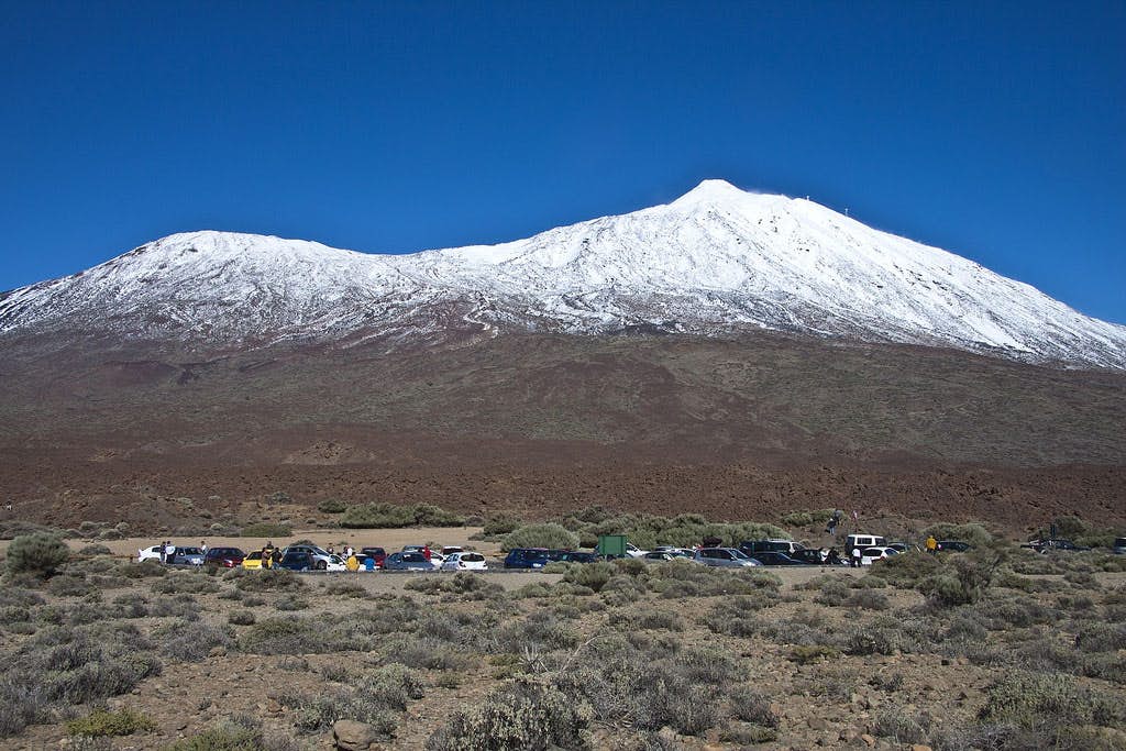 El Teide y el Pico Viejo cubiertos de nieve en los meses de invierno.