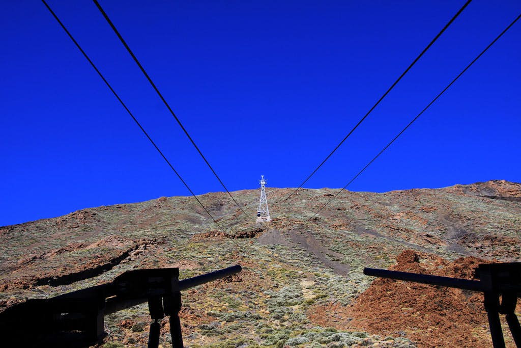 Die Seilbahn am Teide. Blick aus der Kabine auf dem Weg zur Bergstation.