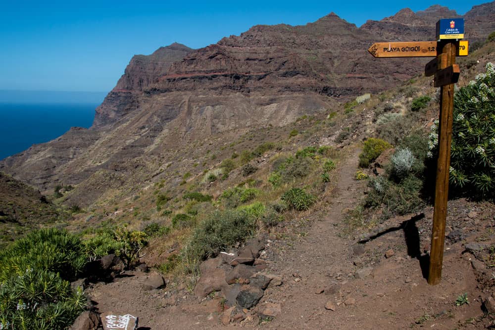 Ruta de senderismo señalizada Tasártico Playa Güi Güi - a través de un pequeño barranco directamente a la playa de Güi Güi