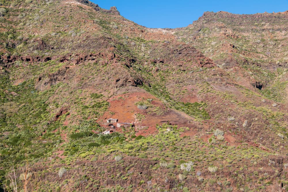 In der Nähe von Cuermeja liegen in der Schlucht verteilt viele einsam gelegene Häuser